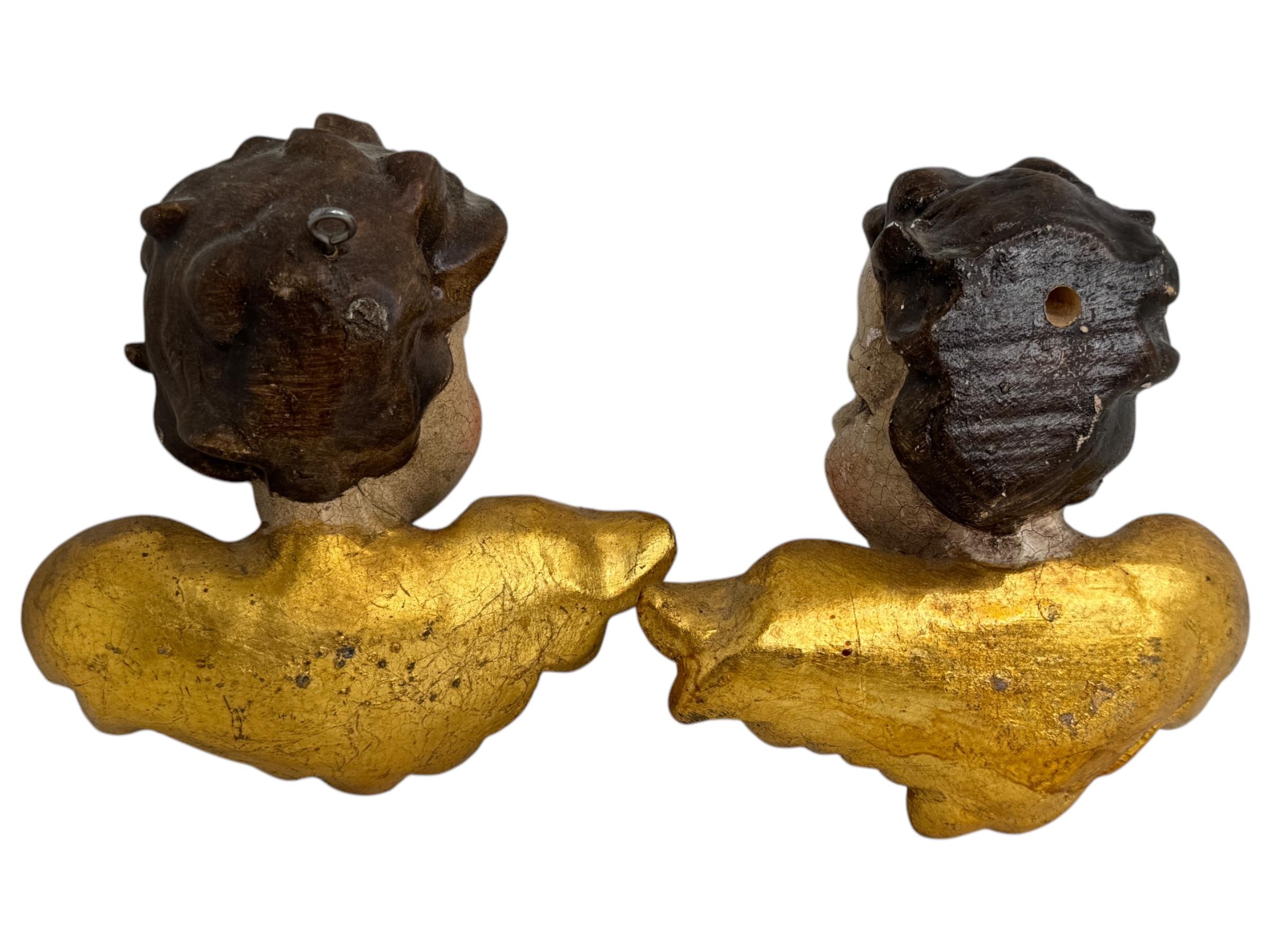 Pareja de hermosas cabezas de ángeles querubines talladas en madera, vintage alemán, años 1960 mediados del siglo XX en venta