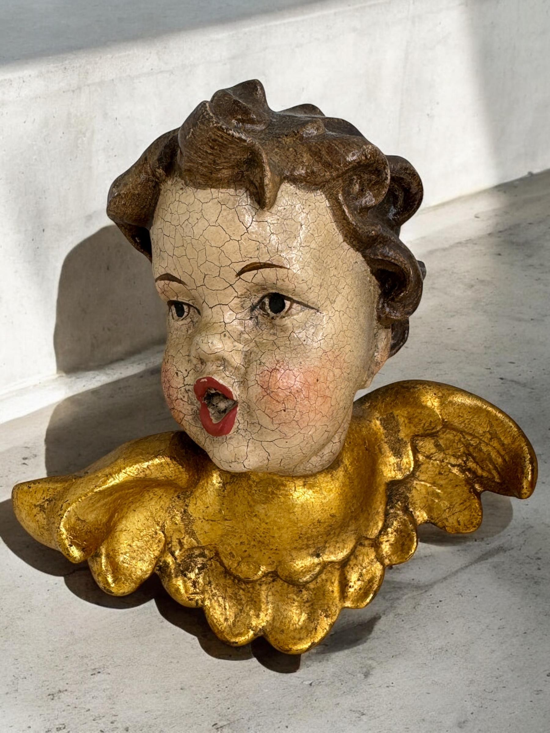 Pareja de hermosas cabezas de ángeles querubines talladas en madera, vintage alemán, años 1960 en venta 1