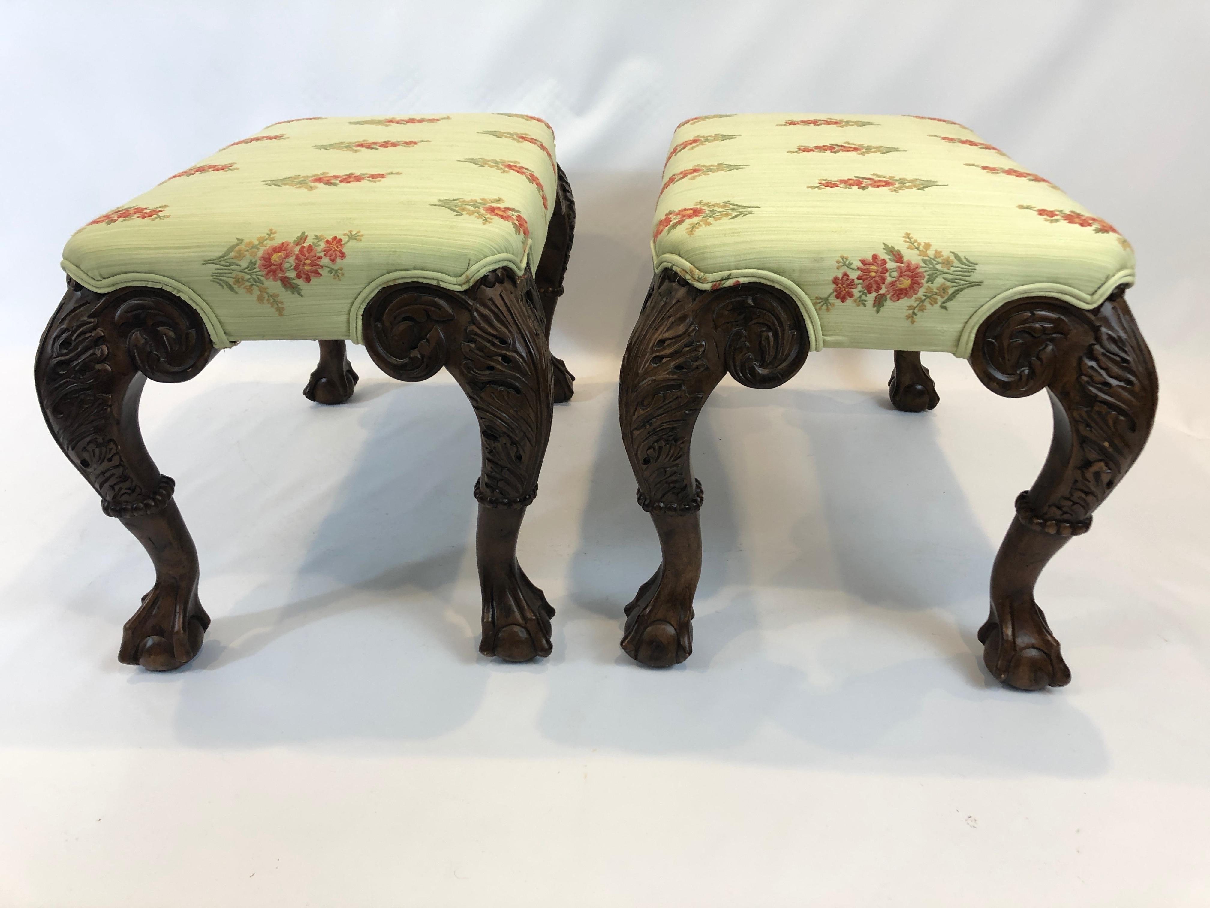 Zwei schöne rechteckige mittelgroße Vintage-Bänke mit geschnitzten Nussbaum-Cabriole-Beinen mit wunderschönen Klauen- und Kugelfüßen.