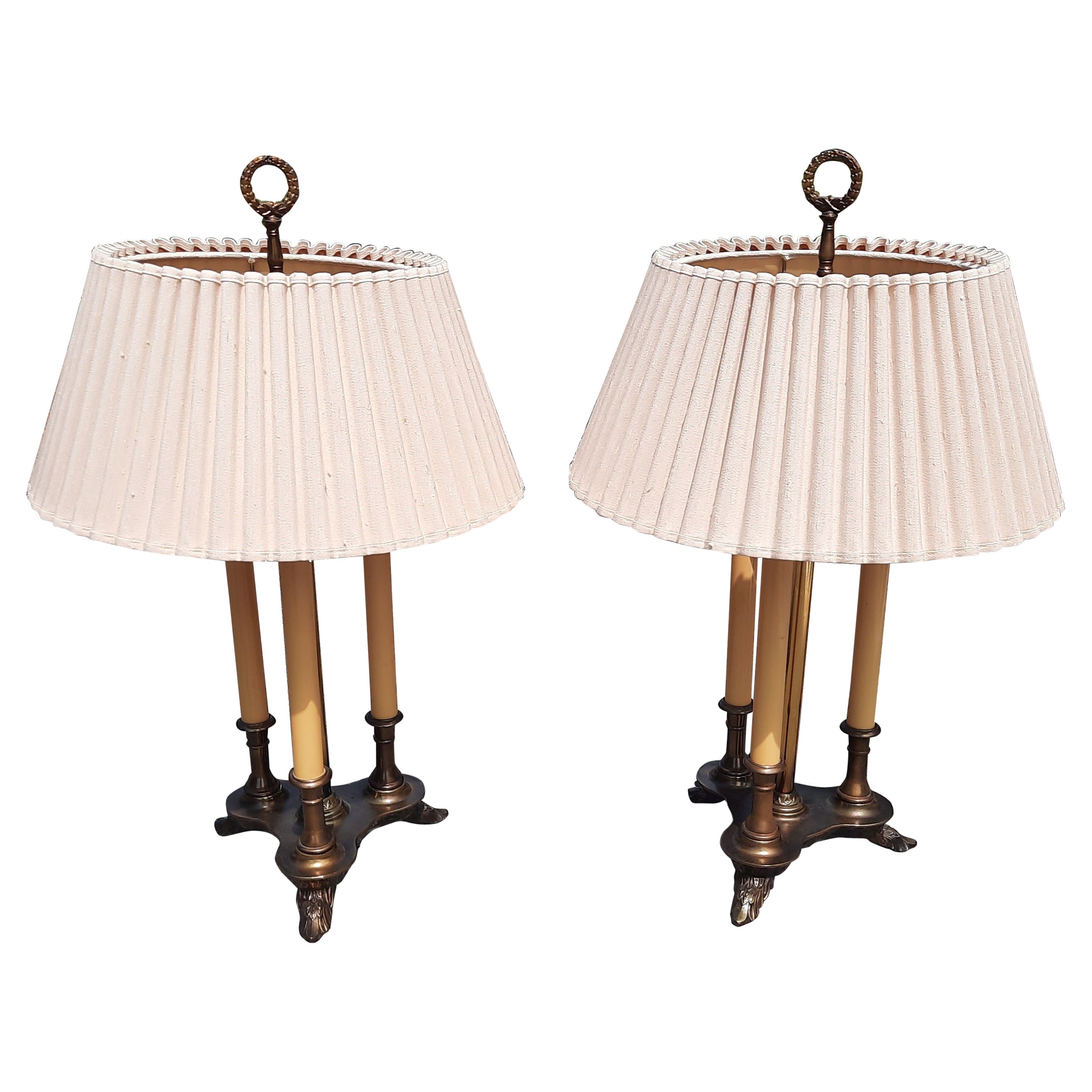 Paire de lampes de table bouillotte à deux lumières en métal patiné de style Beaux-Arts