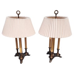 Paire de lampes de table bouillotte à deux lumières en métal patiné de style Beaux-Arts