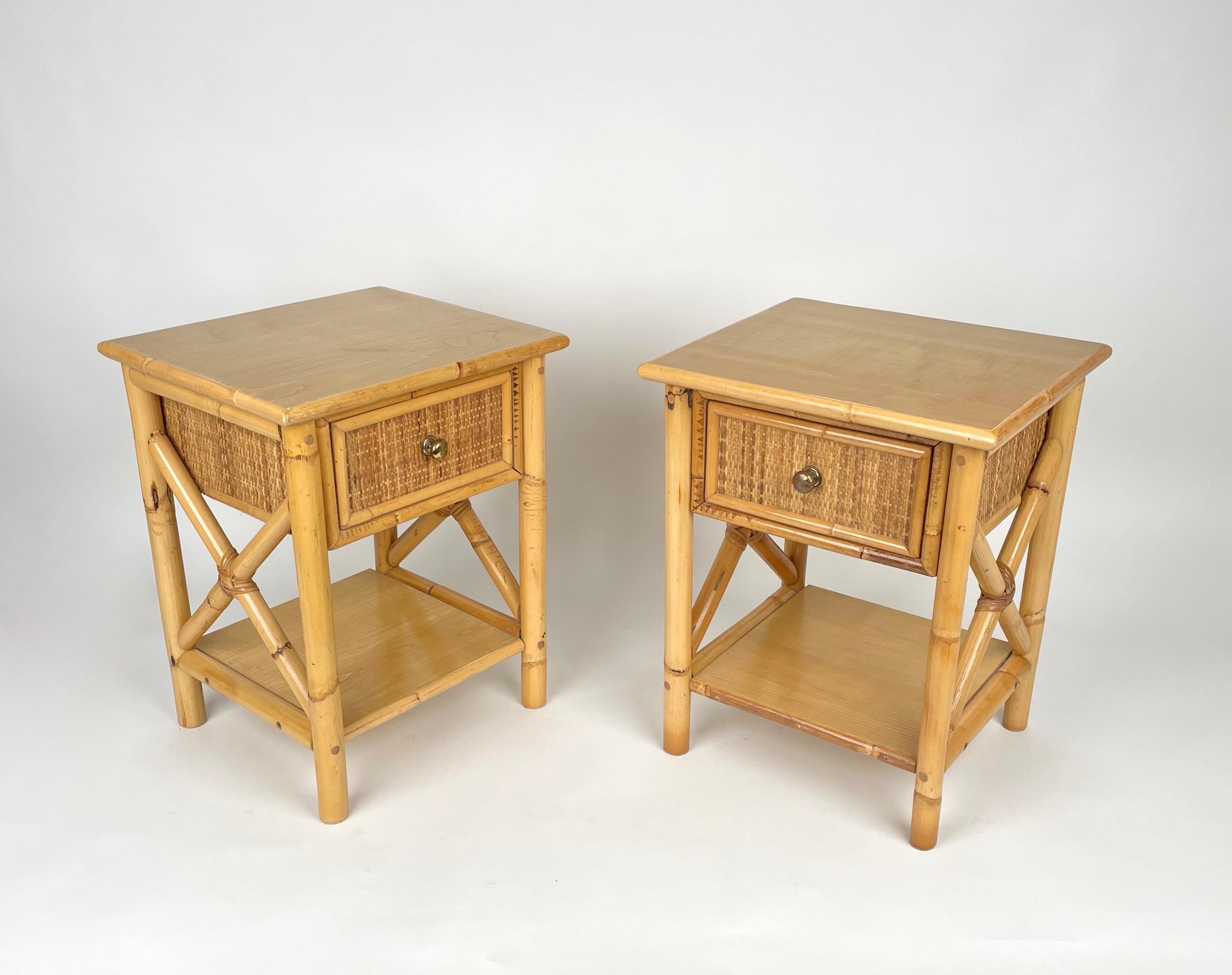 Paire de tables de chevet en bambou et rotin avec tiroir doté d'une poignée en laiton et étagère inférieure en bois.

Fabriqué en Italie dans les années 1980.
