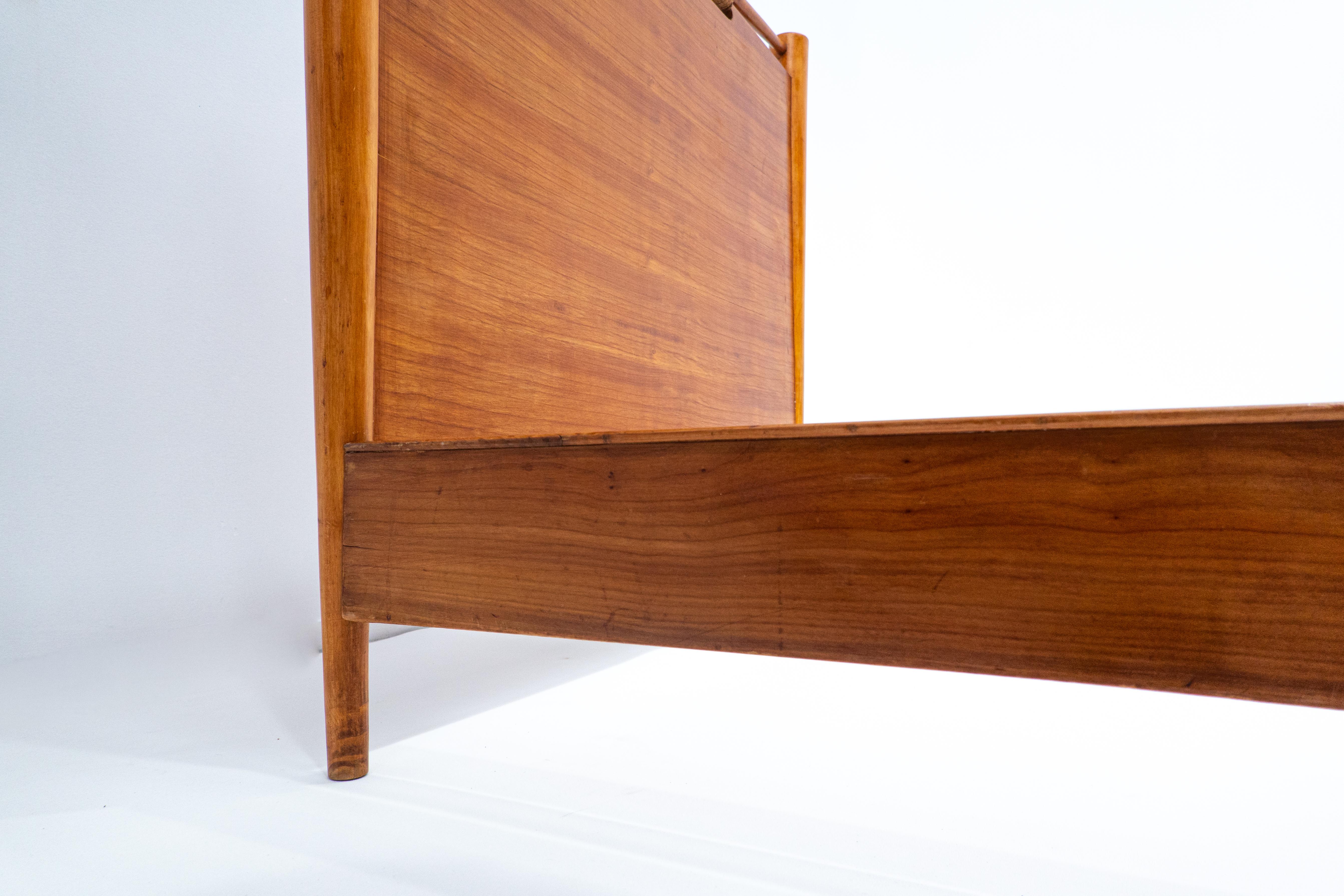 Pair of Beds Attributed to Guglielmo Pecorini, Cherry Wood, Italy, 1940s For Sale 5