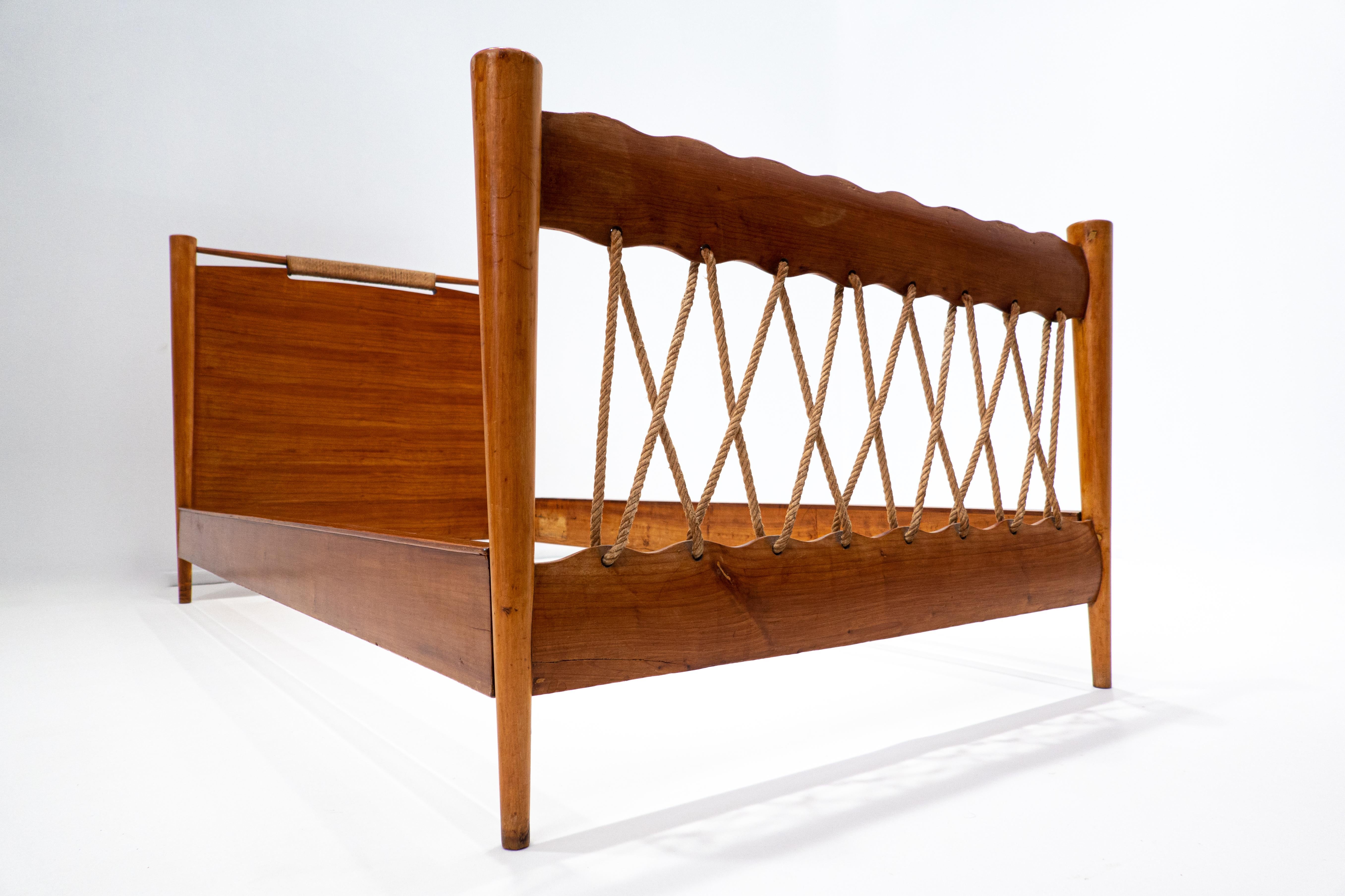 Mid-Century Modern Pair of Beds Attributed to Guglielmo Pecorini, Cherry Wood, Italy, 1940s For Sale