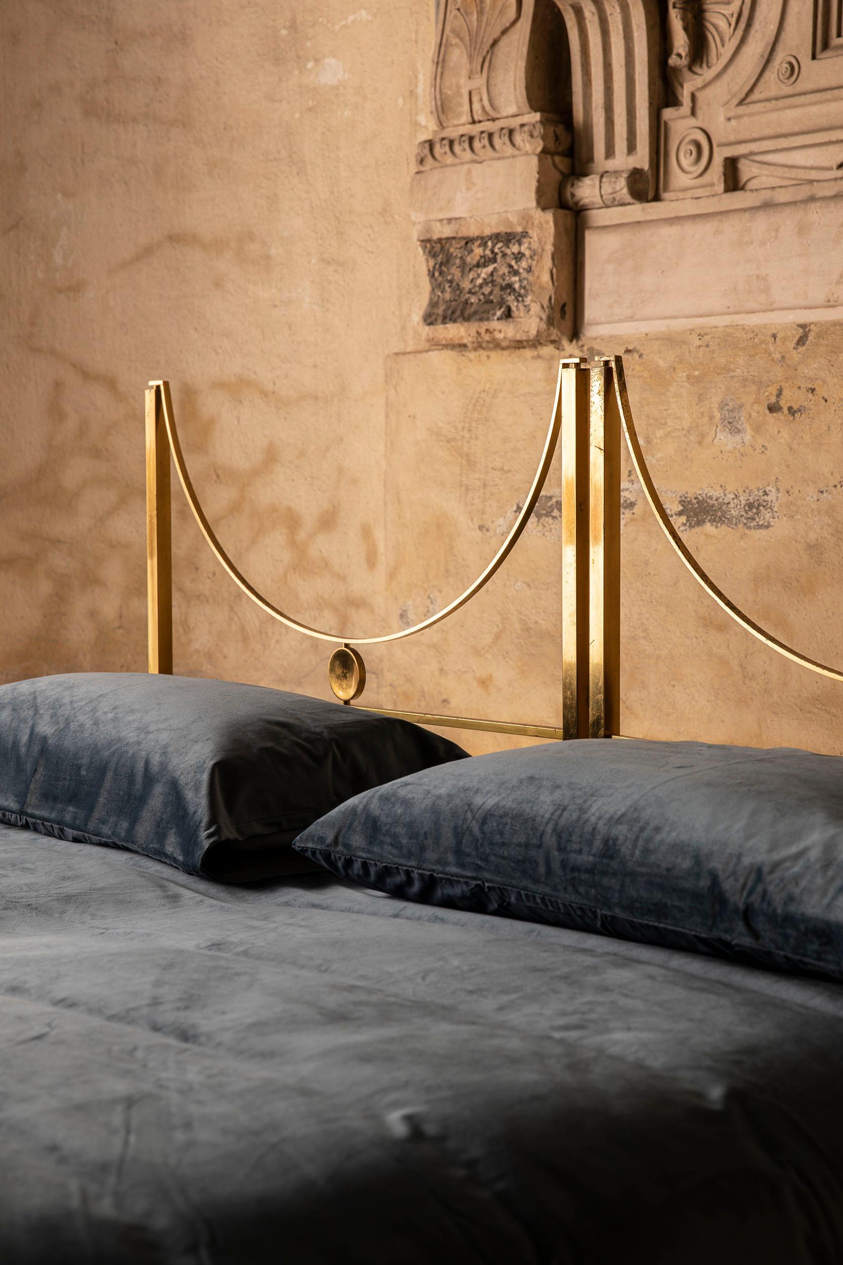 Charming pair of wood and brass beds designed by Carlo de Carli for Sormani model D90.
The beds are two, they can be used as single bed or king size.