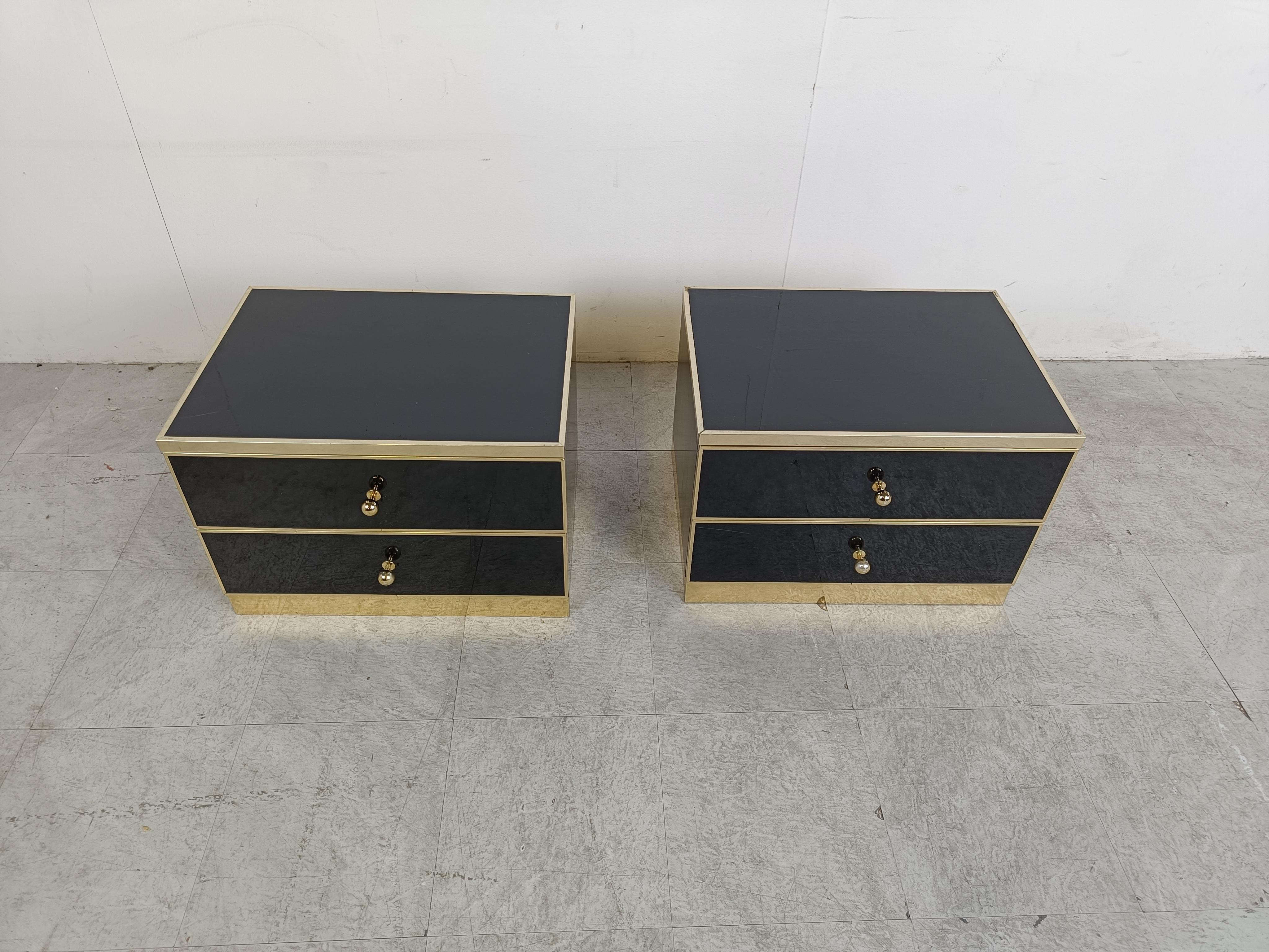 Pair of lacquered and brass bedside cabinets each with two drawers.

Very attractive 1970s pieces.

1970s - Italy

Good condition

Dimensions:
Height: 40cm/15.74