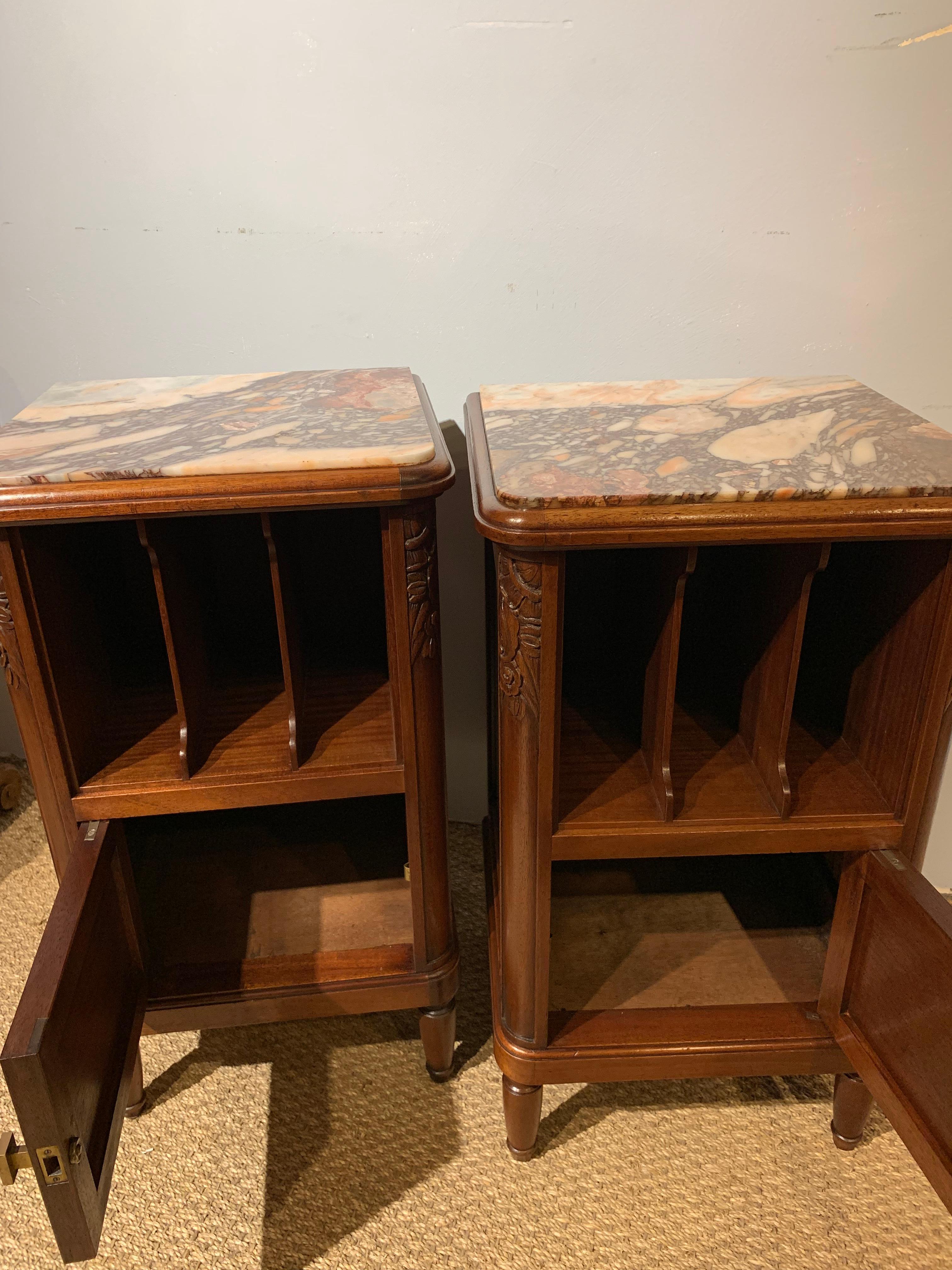 Good pair of mahogany and marble topped bedside cabinets, with original marble inserts / brass handle
Having been through our workshops, cleaned / polished ready to be placed in your home
Measures: Height 27 inches
Width 16 inches
Depth 15