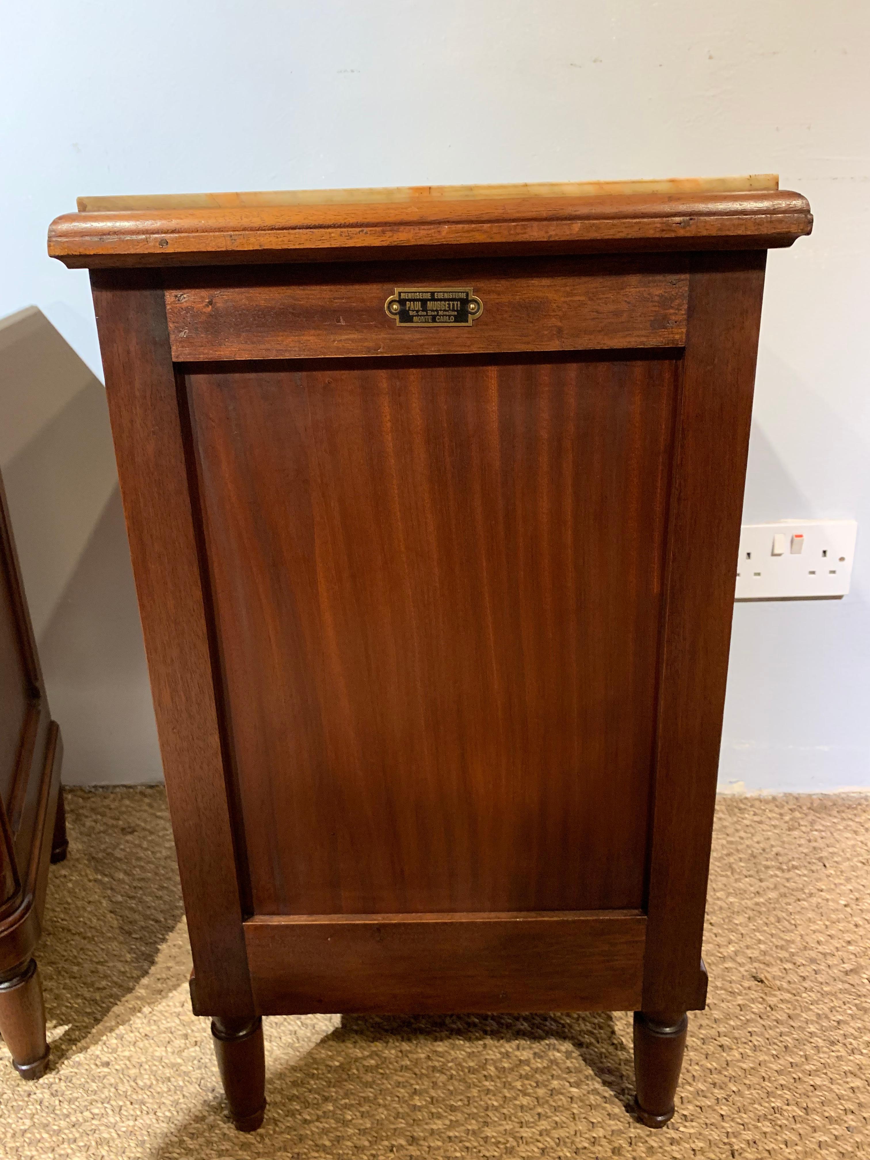 Mid-20th Century Pair of Bedside Cabinets / Nightstands