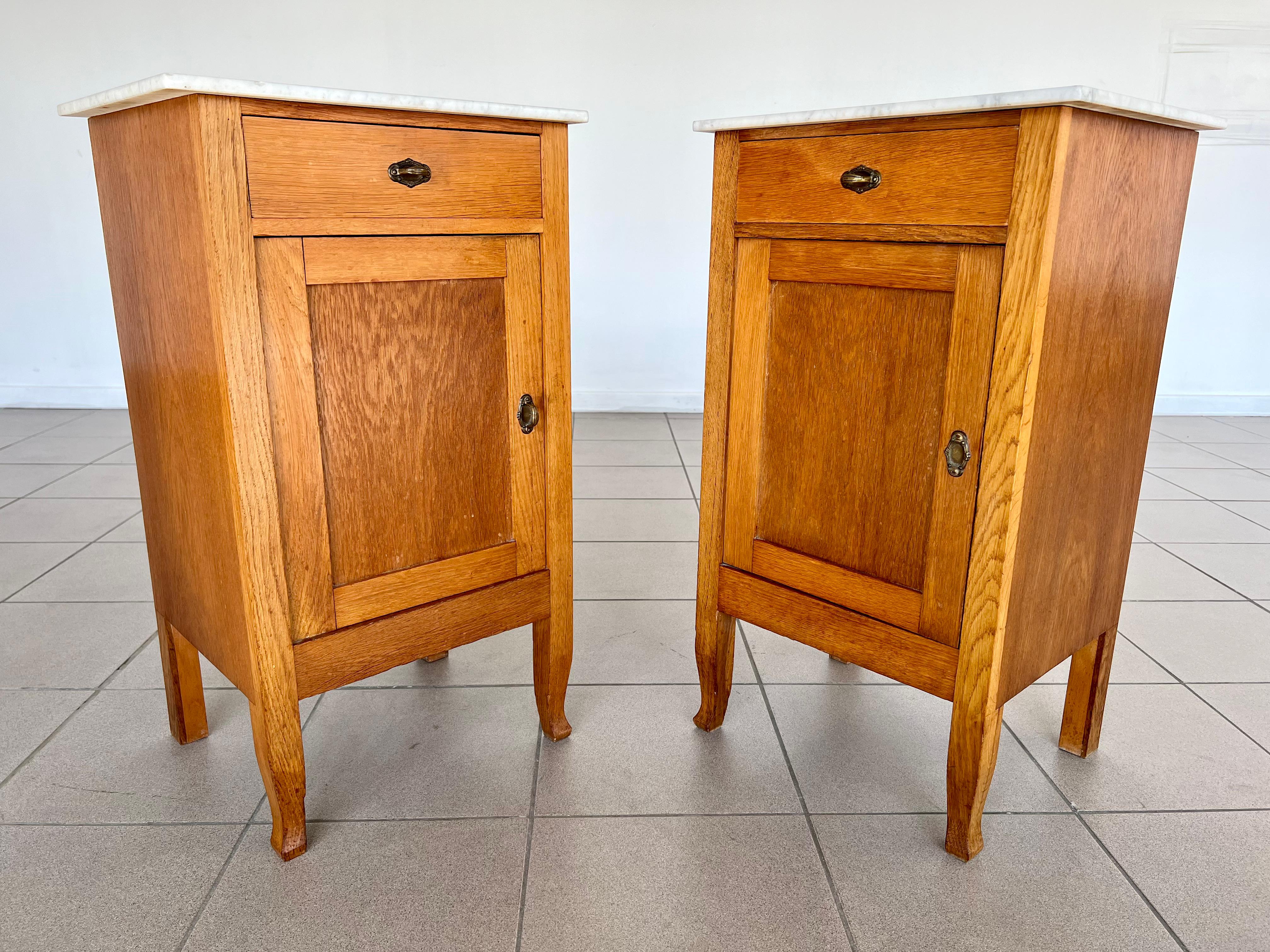 20ième siècle Paire d'armoires de chevet ou de tables de chevet avec dessus en marbre en vente