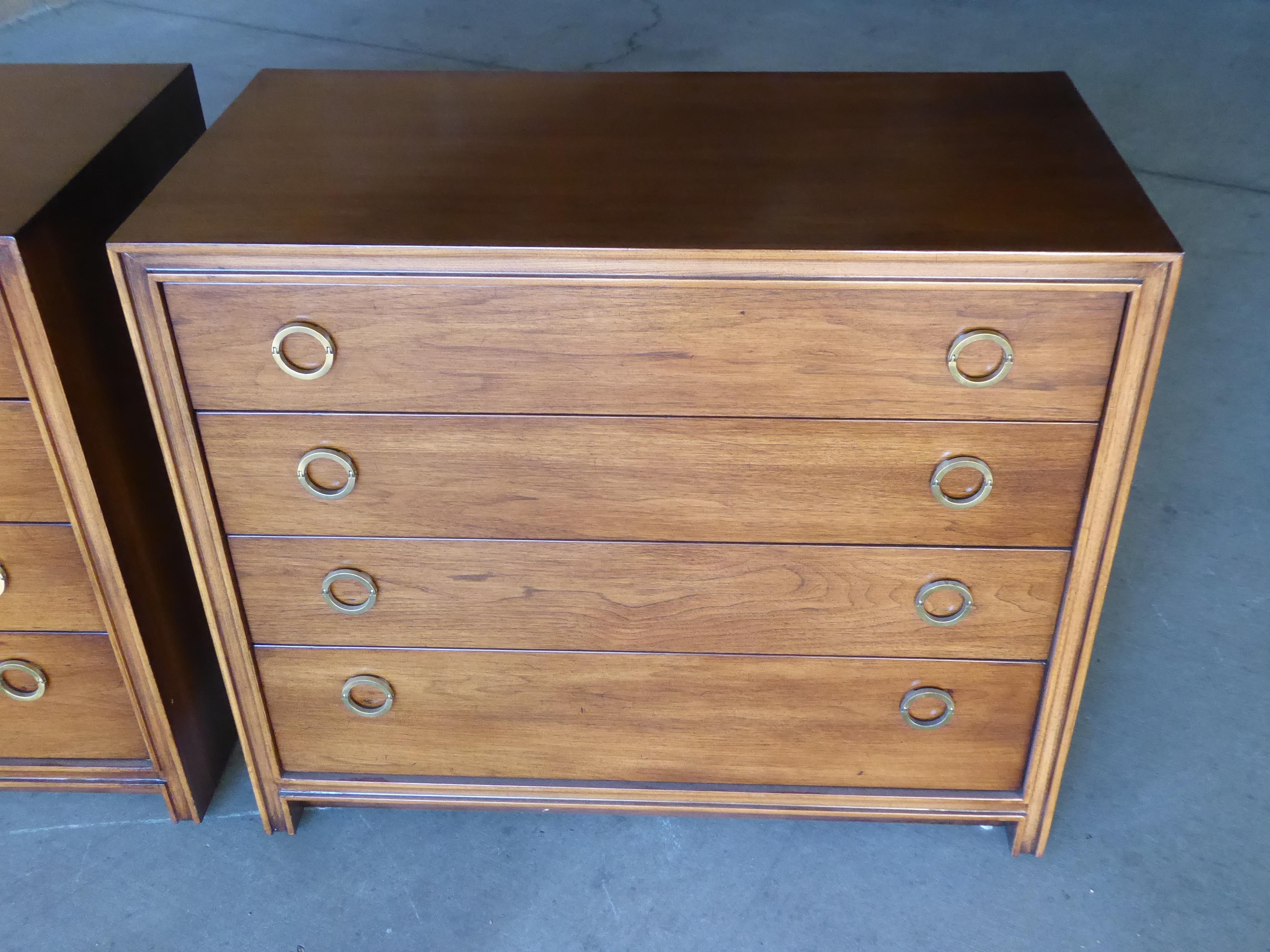 Pair of Bedside Chests by Hickory Furniture In Excellent Condition In Palm Springs, CA