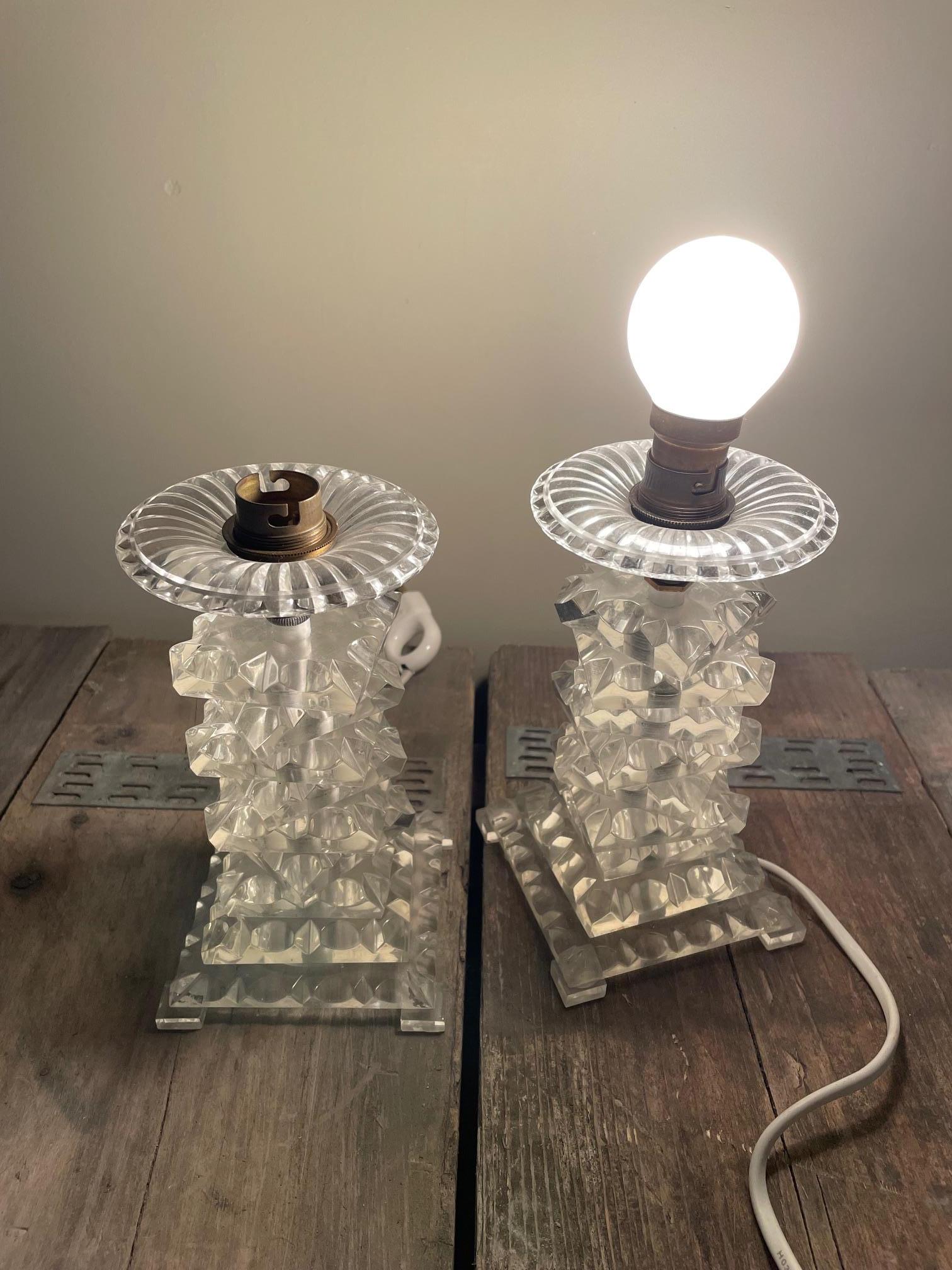 Coppia di lampade da comodino in plexiglass anni '50 in buone condizioni, configurazione modulare grazie agli elementi centrali rotanti.
Prese in ottone B22.
Paralume di 14 cm di diametro color malva/viola.