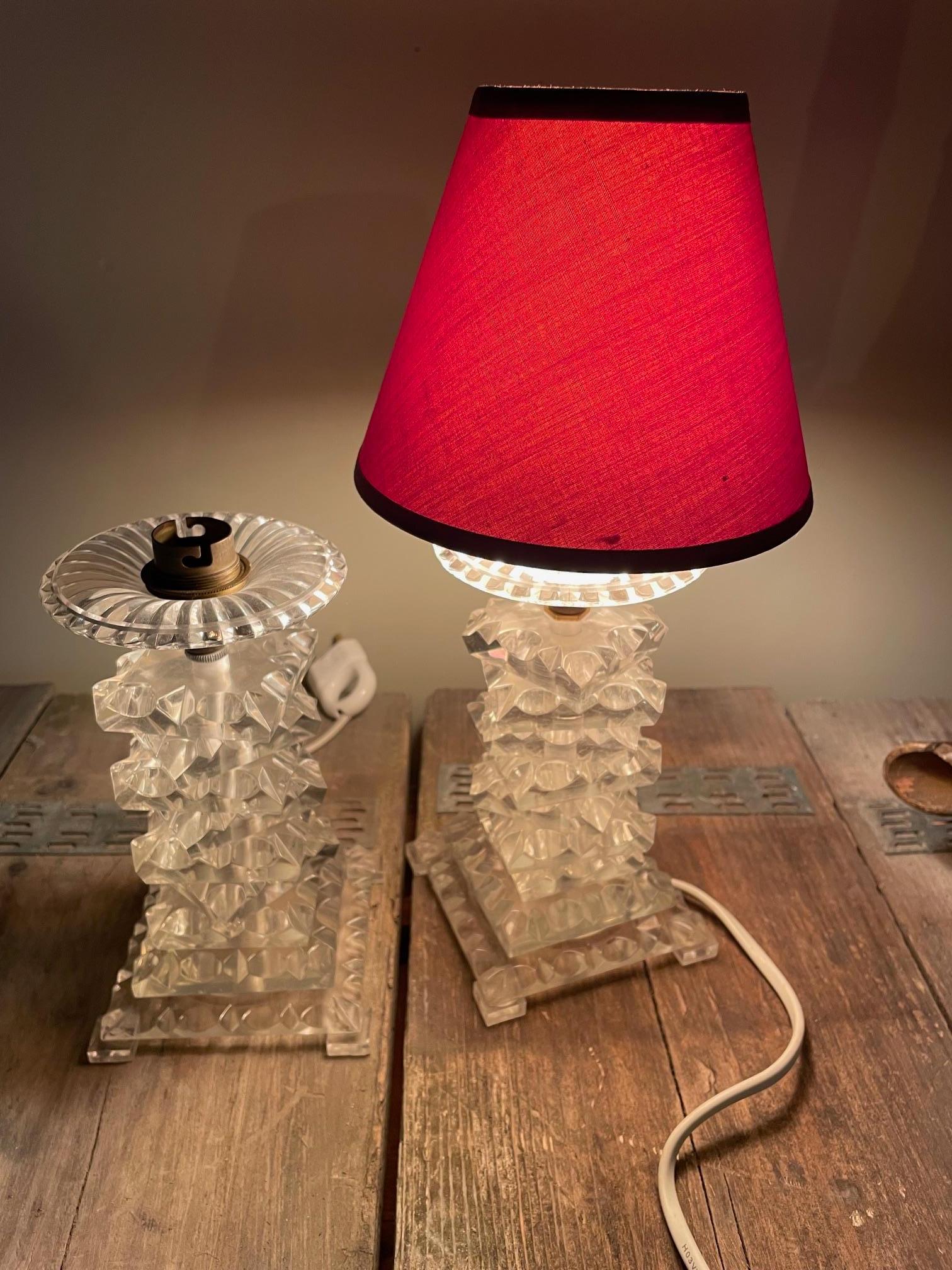 Mid-Century moderno Coppia di lampade da comodino in plexiglass in vendita