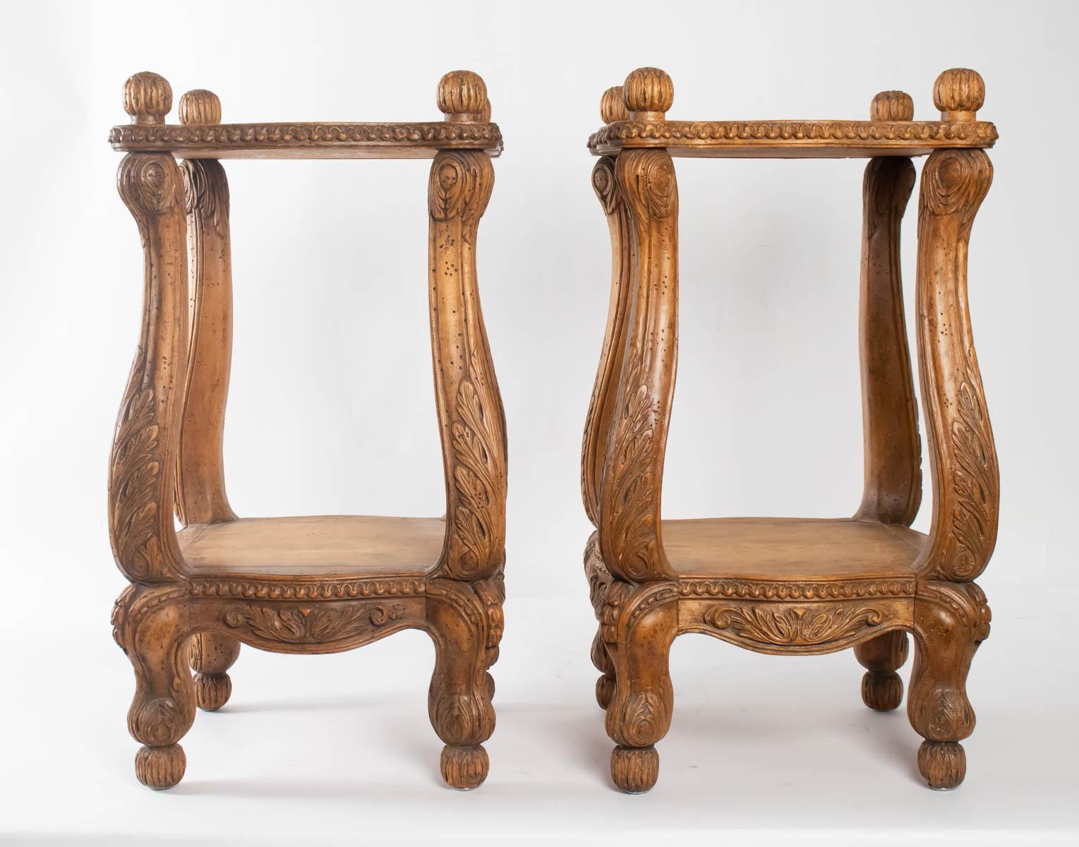 Pair of bedside or sofa end light wood, carved Regency style, pink marble tray, period 1900
Measures: H 99cm, W 37cm, D 37cm.