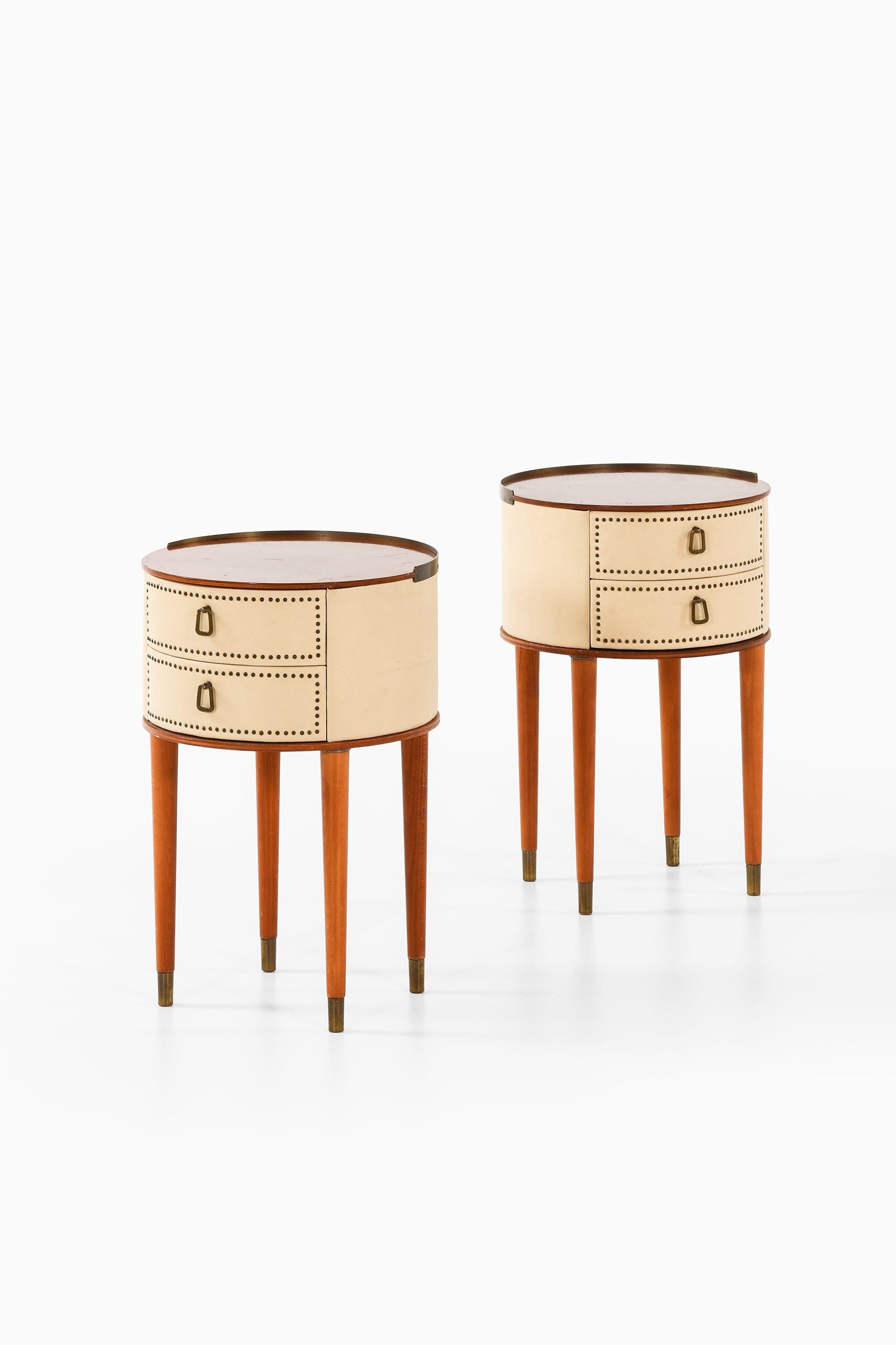 Pareja de mesillas de noche / auxiliares de caoba, latón y cuero artificial blanco de Halvdan Pettersson, años 50

Información adicional:
Material: Caoba, latón y cuero artificial blanco
Estilo: Mediados de siglo, Escandinavia
Producido por Tibro