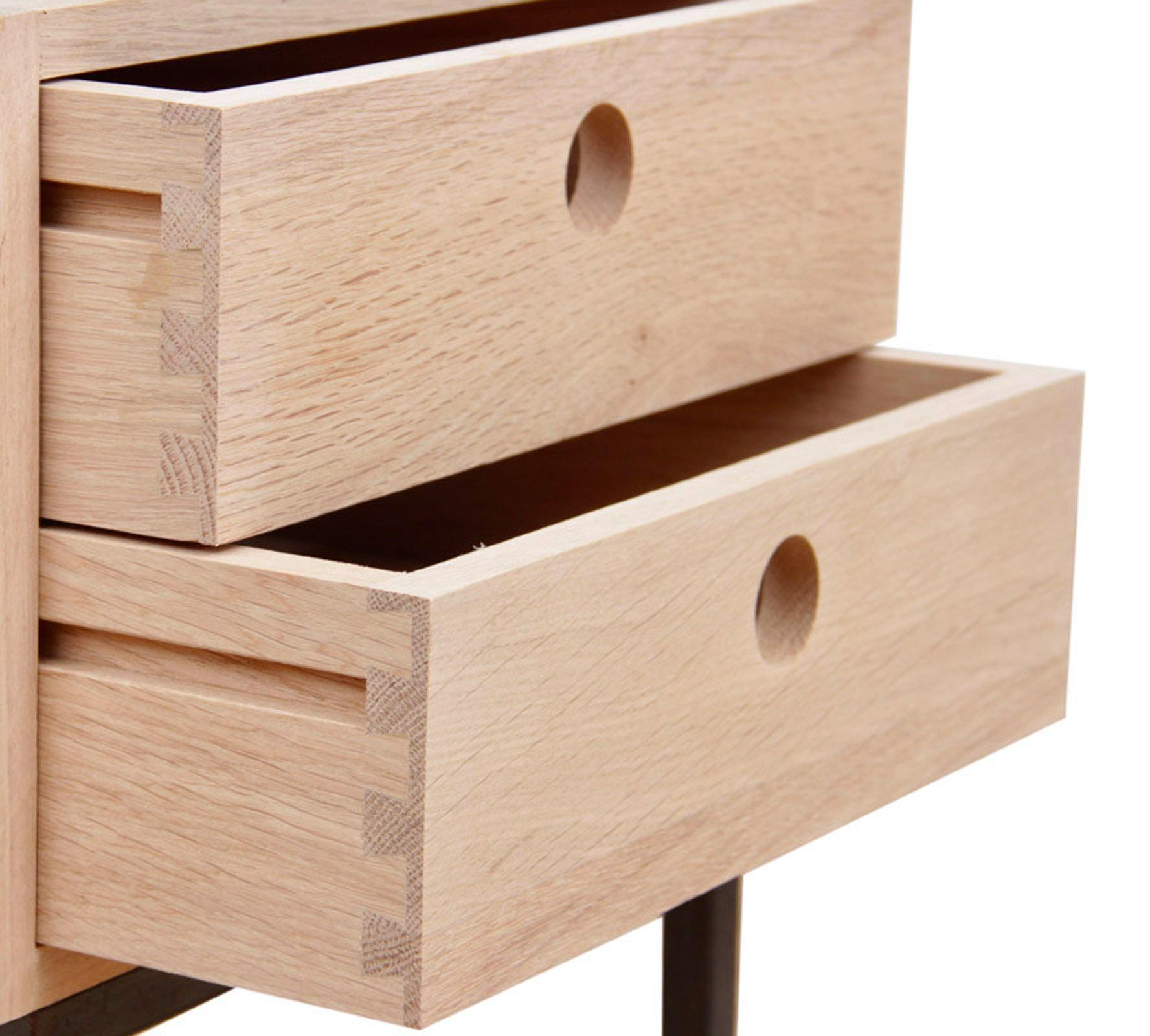 Paire de tables de chevet modèle Cosmopol. 2 tiroirs en vente 5