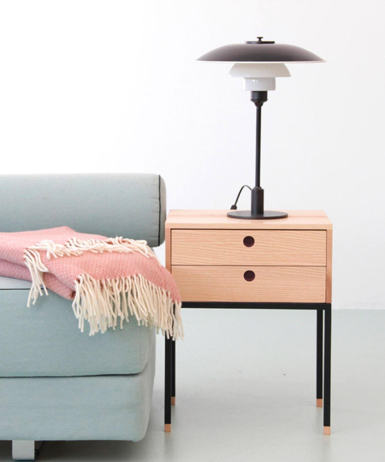 Paire de tables de chevet modèle Cosmopol. 2 tiroirs en vente 7
