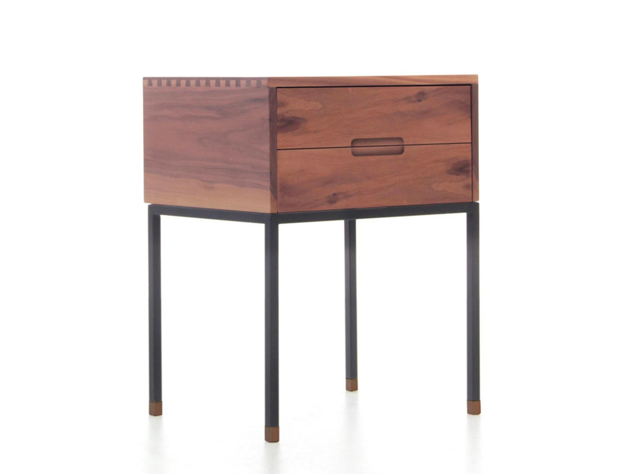 Cosmopol est une ligne de mobilier élégante et minimaliste inspirée des valeurs du fonctionnalisme scandinave.

Entièrement fabriquée en France, chaque pièce est produite individuellement selon vos dimensions :

Vous pouvez choisir la profondeur et
