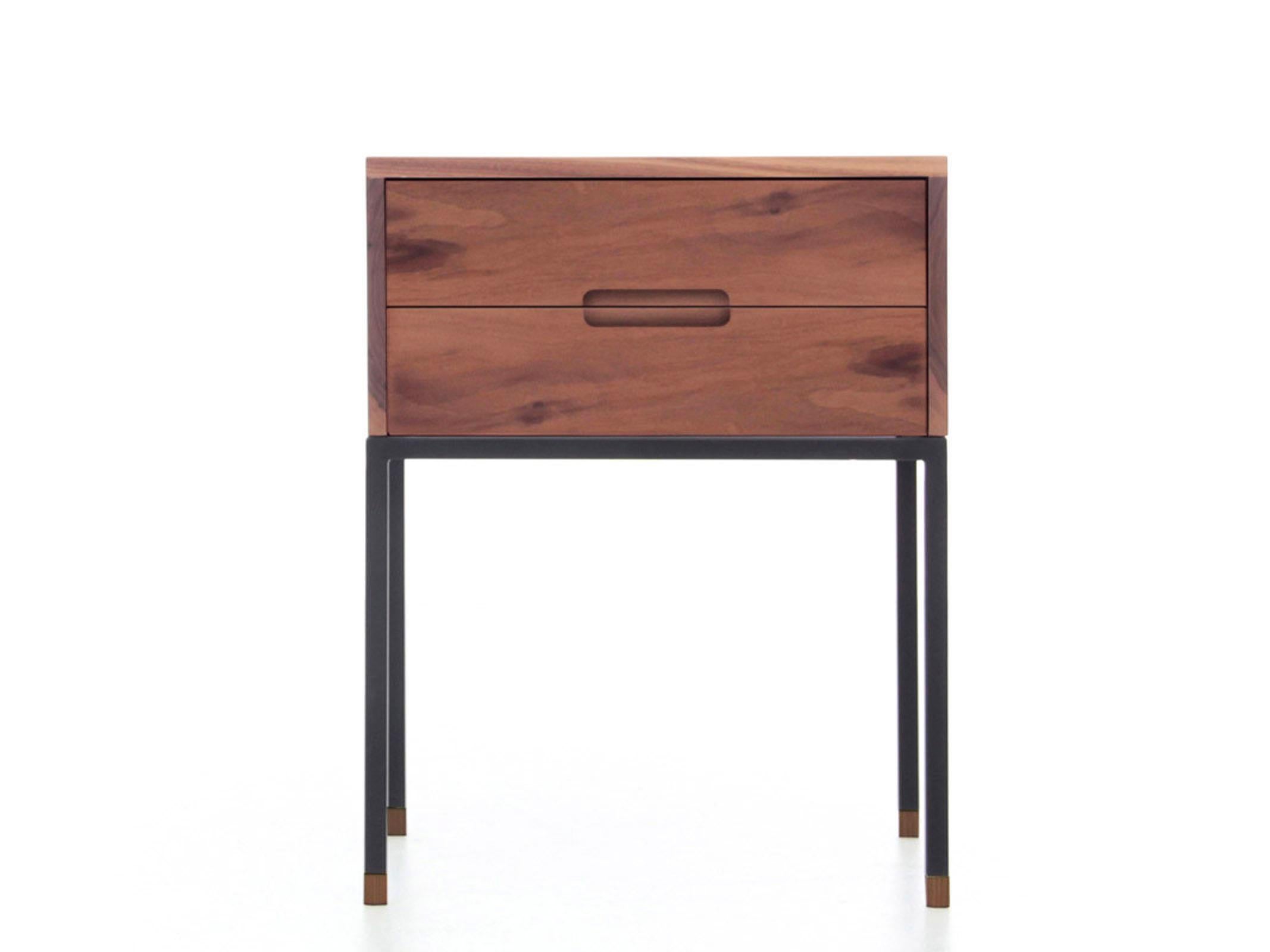 Scandinave moderne Paire de tables de chevet modèle Cosmopol. 2 tiroirs en vente