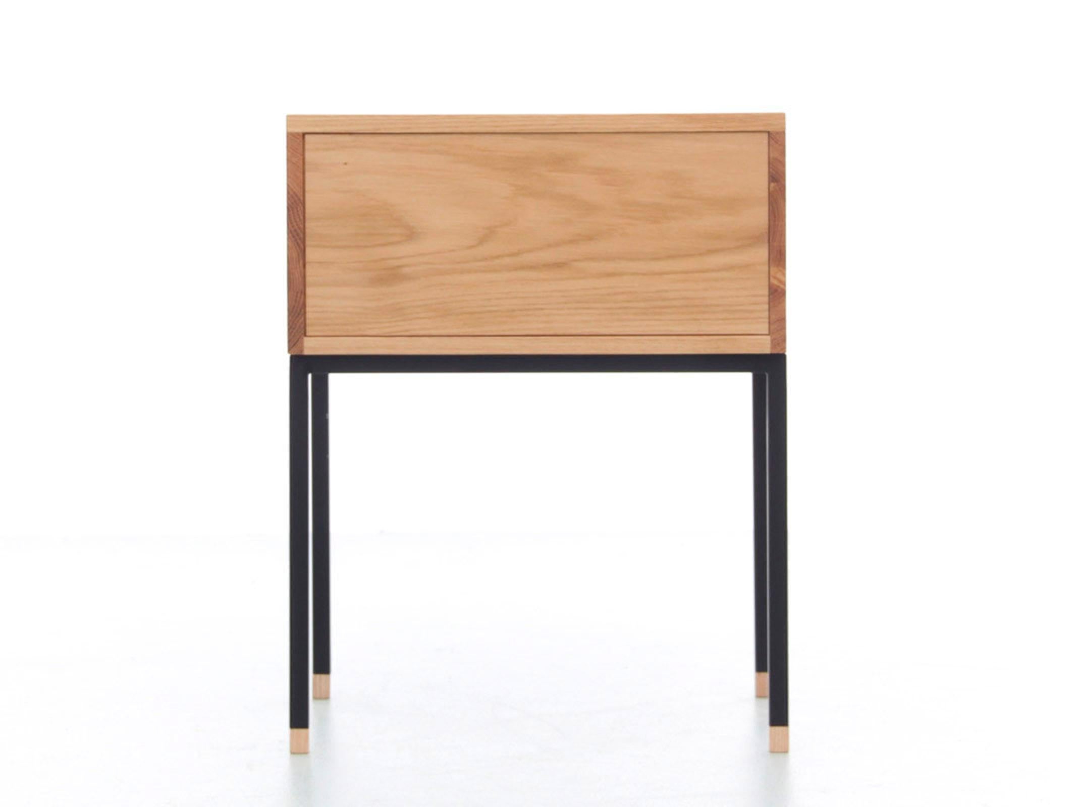 Français Paire de tables de chevet modèle Cosmopol. 2 tiroirs en vente
