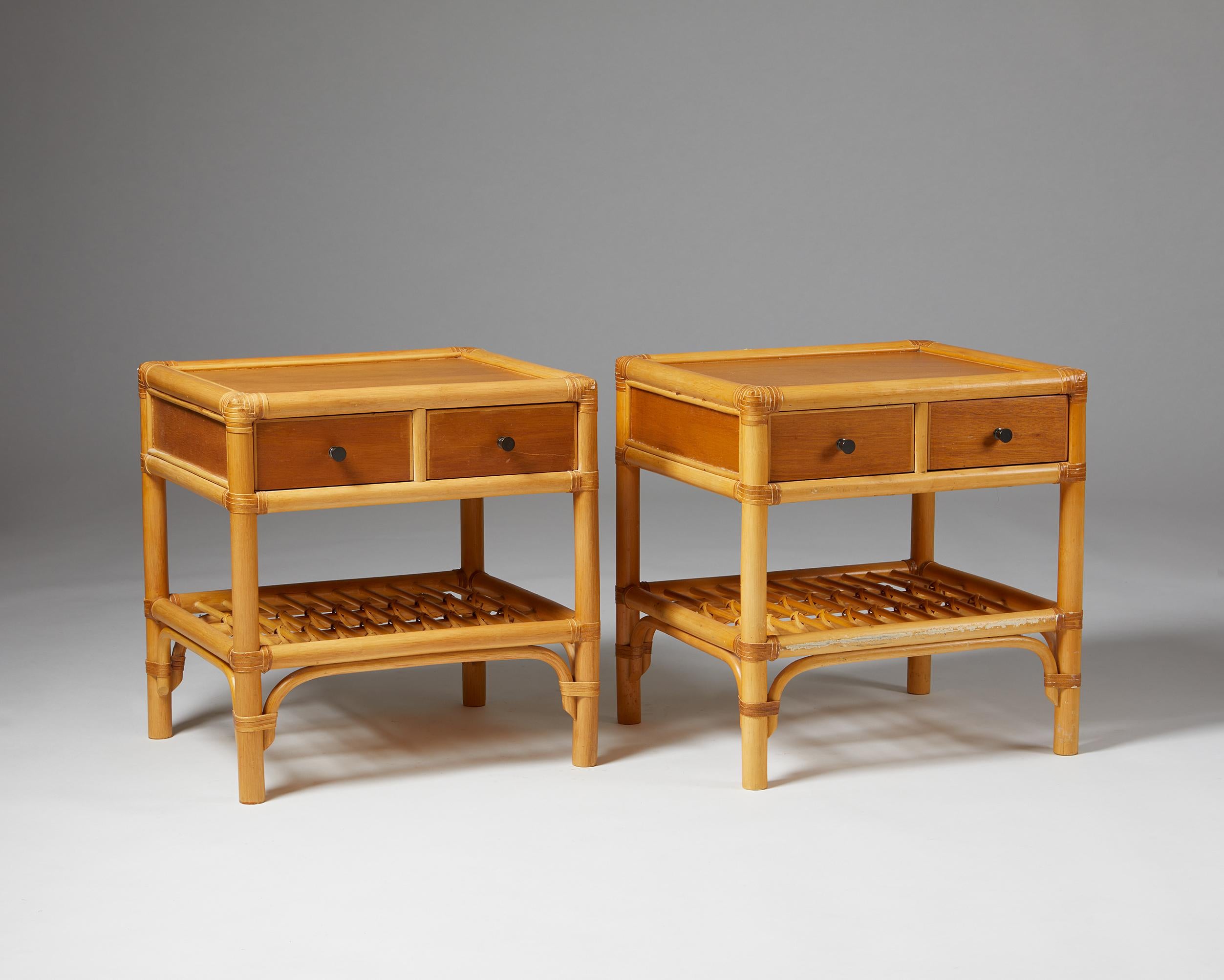 Paar Nachttische, anonym für DUX,
Schweden. 1960s.

Schilfrohr, Rattan und Teakholz.

Die im Kolonialstil gehaltene Kombination aus Rohr, Rattan und Teakholz macht dieses skandinavische Nachttischdesign besonders interessant. Die geflochtenen Kanten