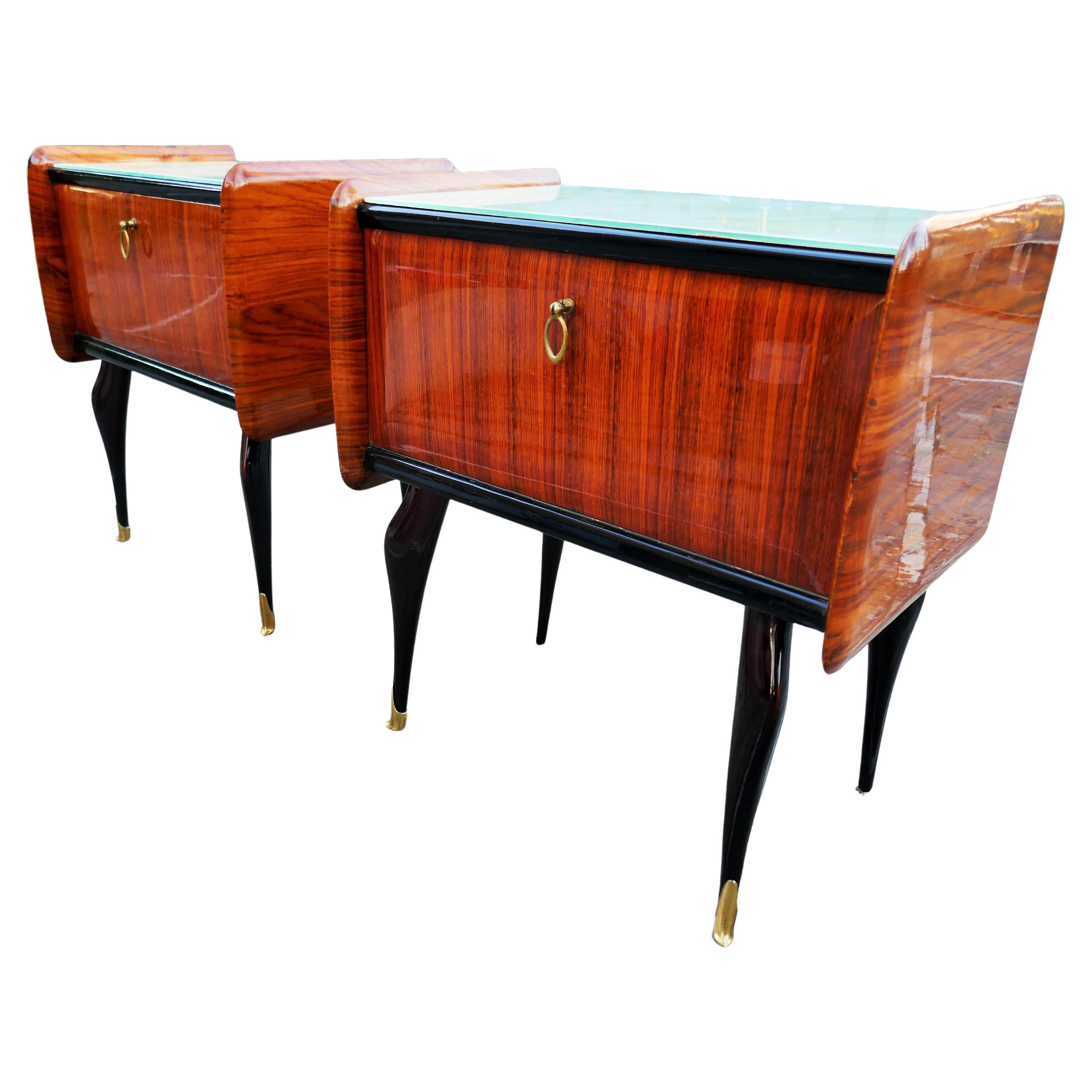 Paire de tables de nuit attribuées à Dassi.
Base en verre avec papier à effet marbré.
Signes d'utilisation mais en bon état.
Remerciements