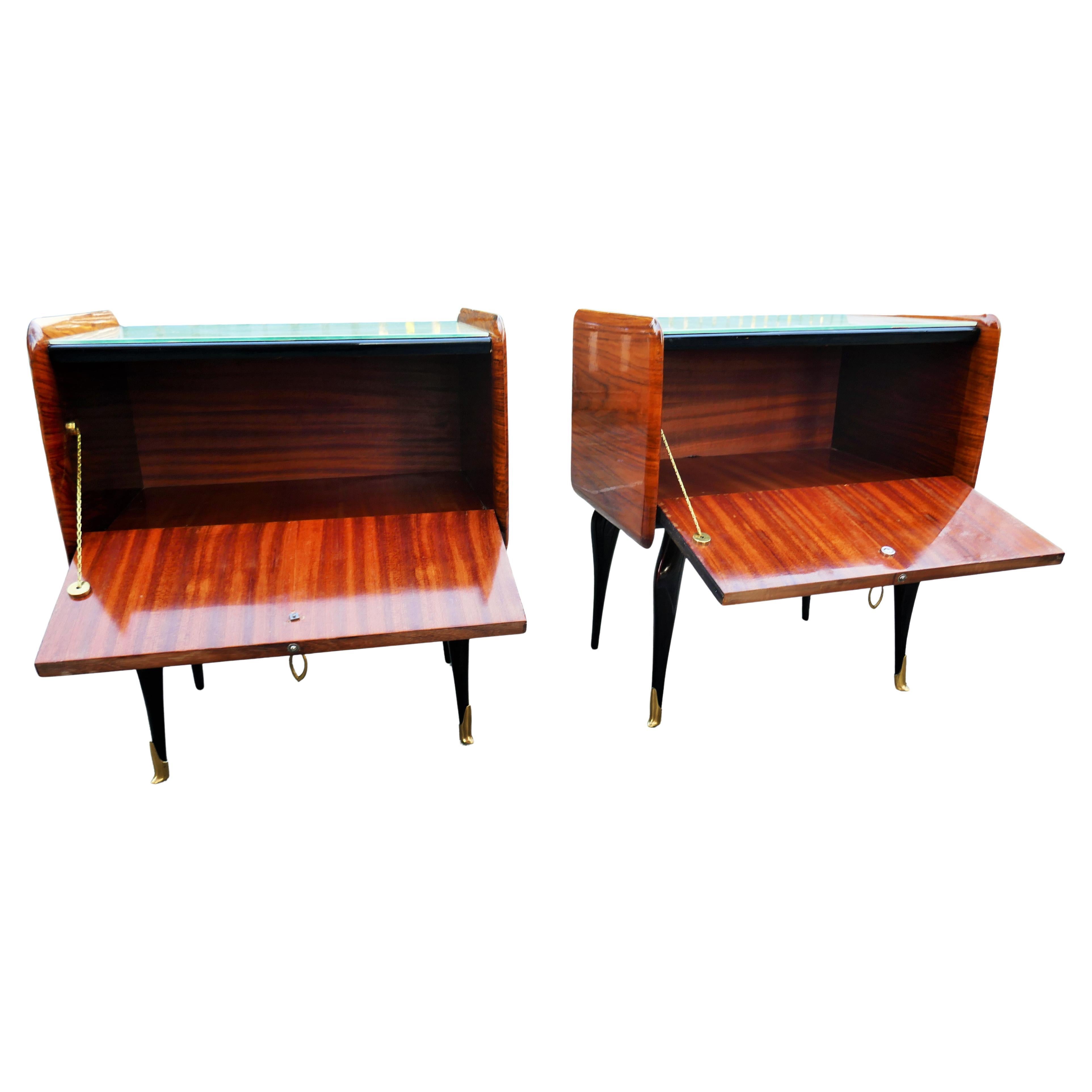 Moderne Paire de tables de chevet attribuées à Dassi en vente