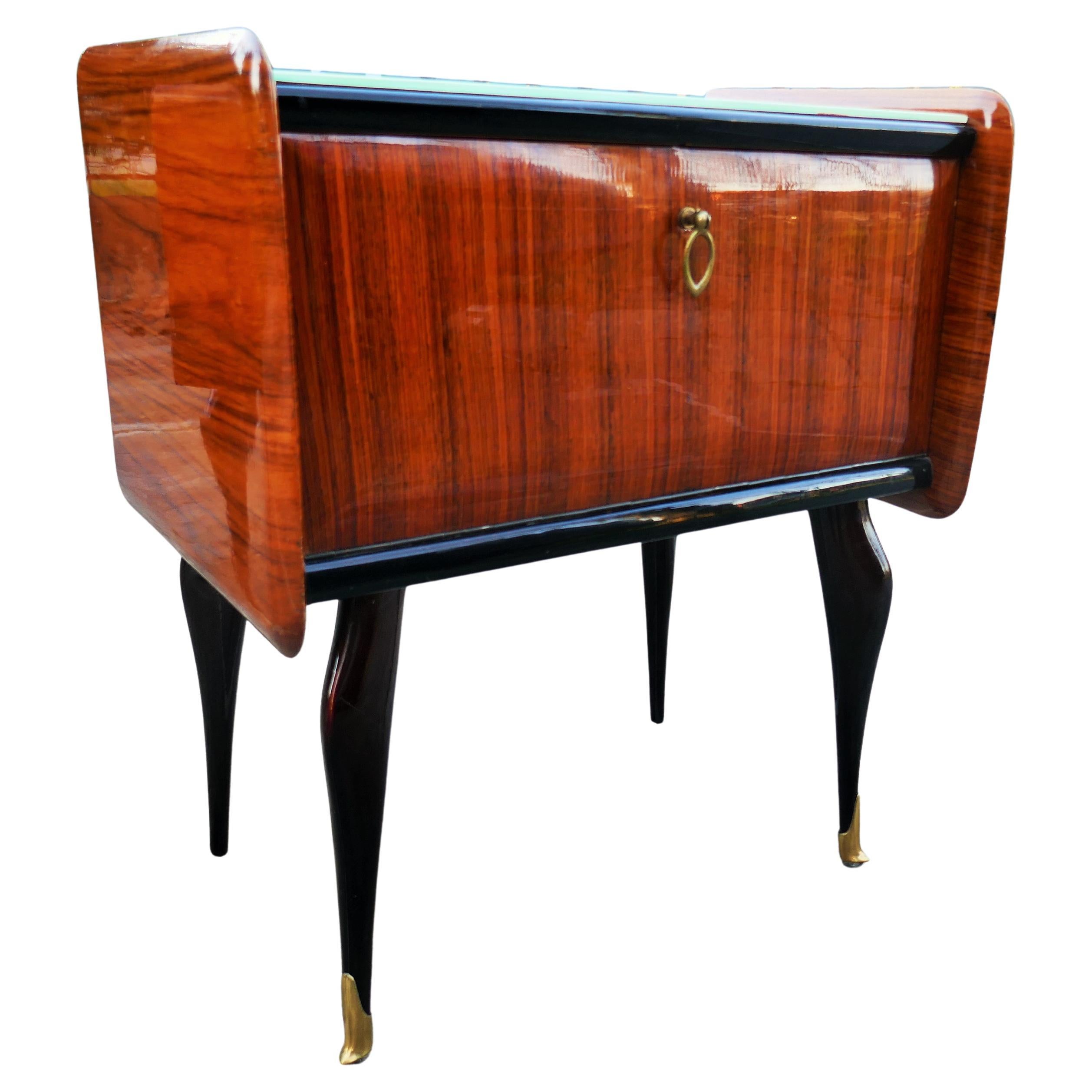 Italian Paire de tables de chevet attribuées à Dassi en vente