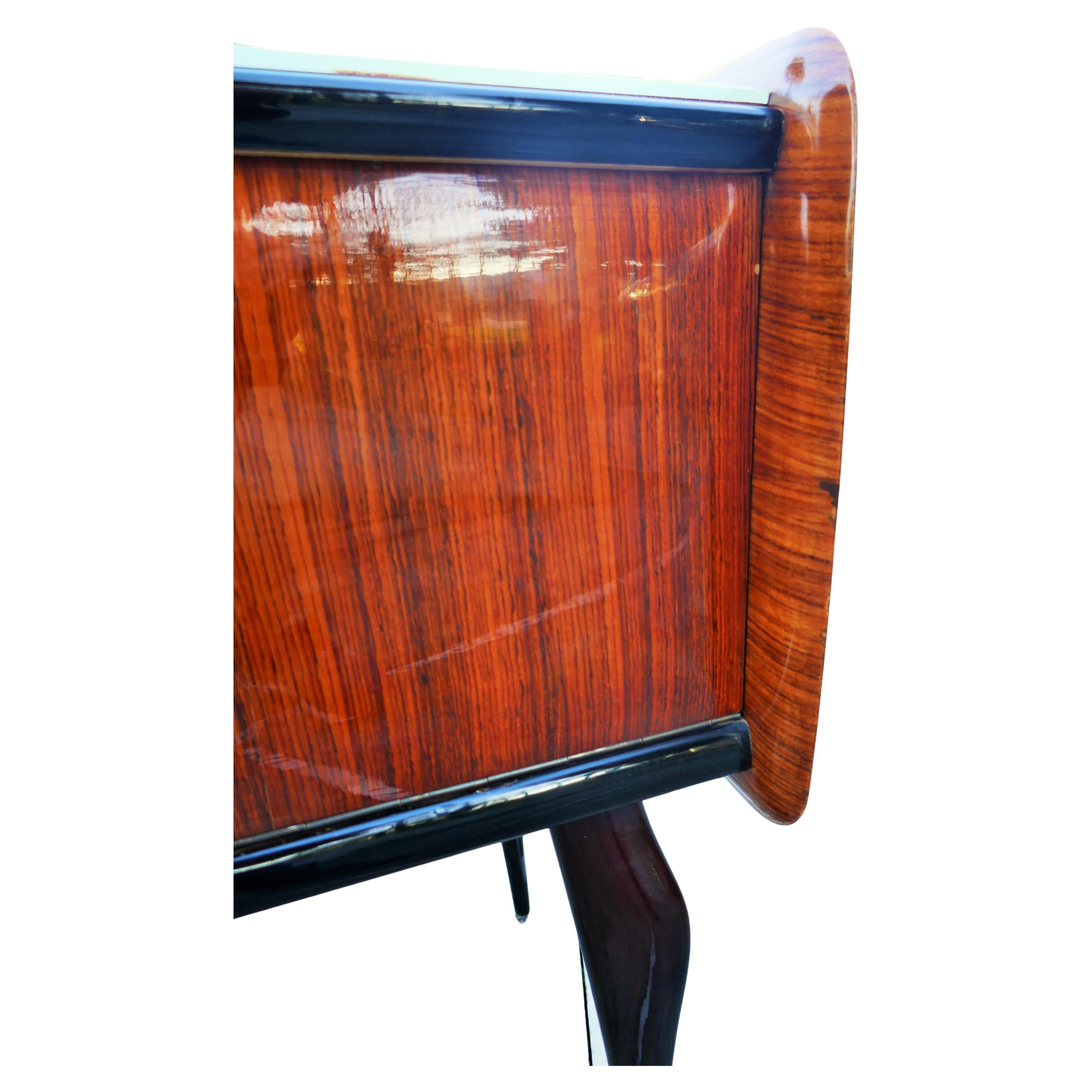 Mid-20th Century Paire de tables de chevet attribuées à Dassi en vente