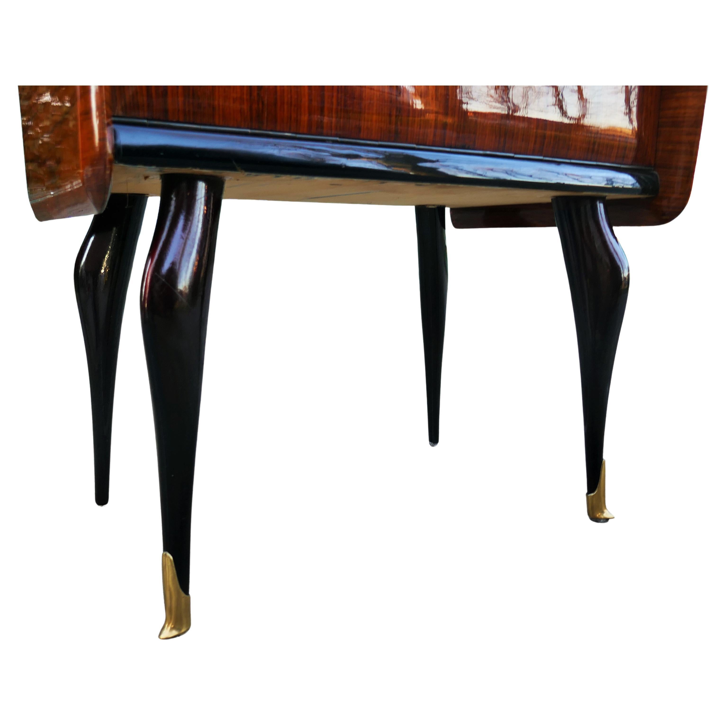 Bois Paire de tables de chevet attribuées à Dassi en vente