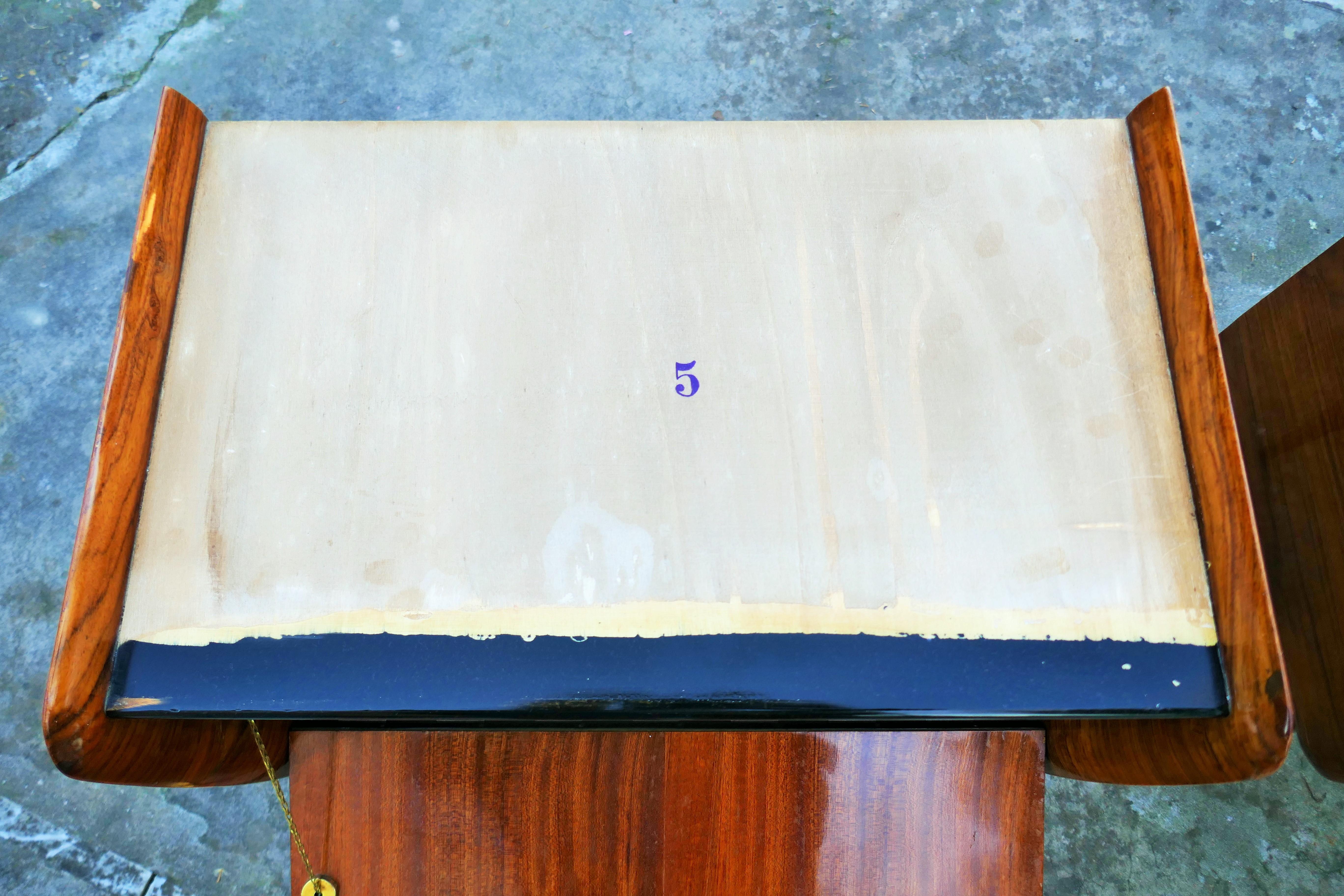 Paire de tables de chevet attribuées à Dassi en vente 1