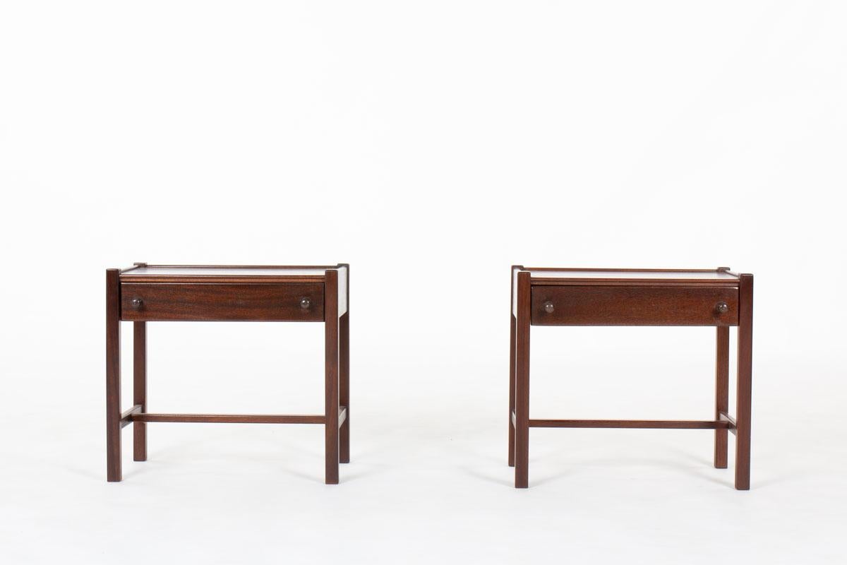 Cette élégante paire de tables de chevet en acajou a été conçue par le designer français Jacques Hauville et produite par Roche Bobois dans les années 1950. Exemple parfait du design français du milieu du siècle, les pièces reflètent le style