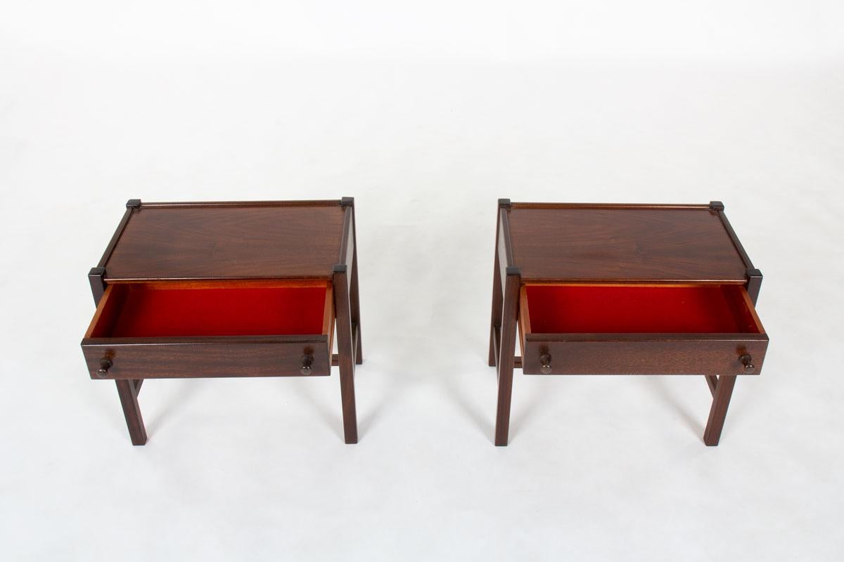 Acajou Paire de tables de chevet par Jacques Hauville pour Roche Bobois, France, années 1950 en vente