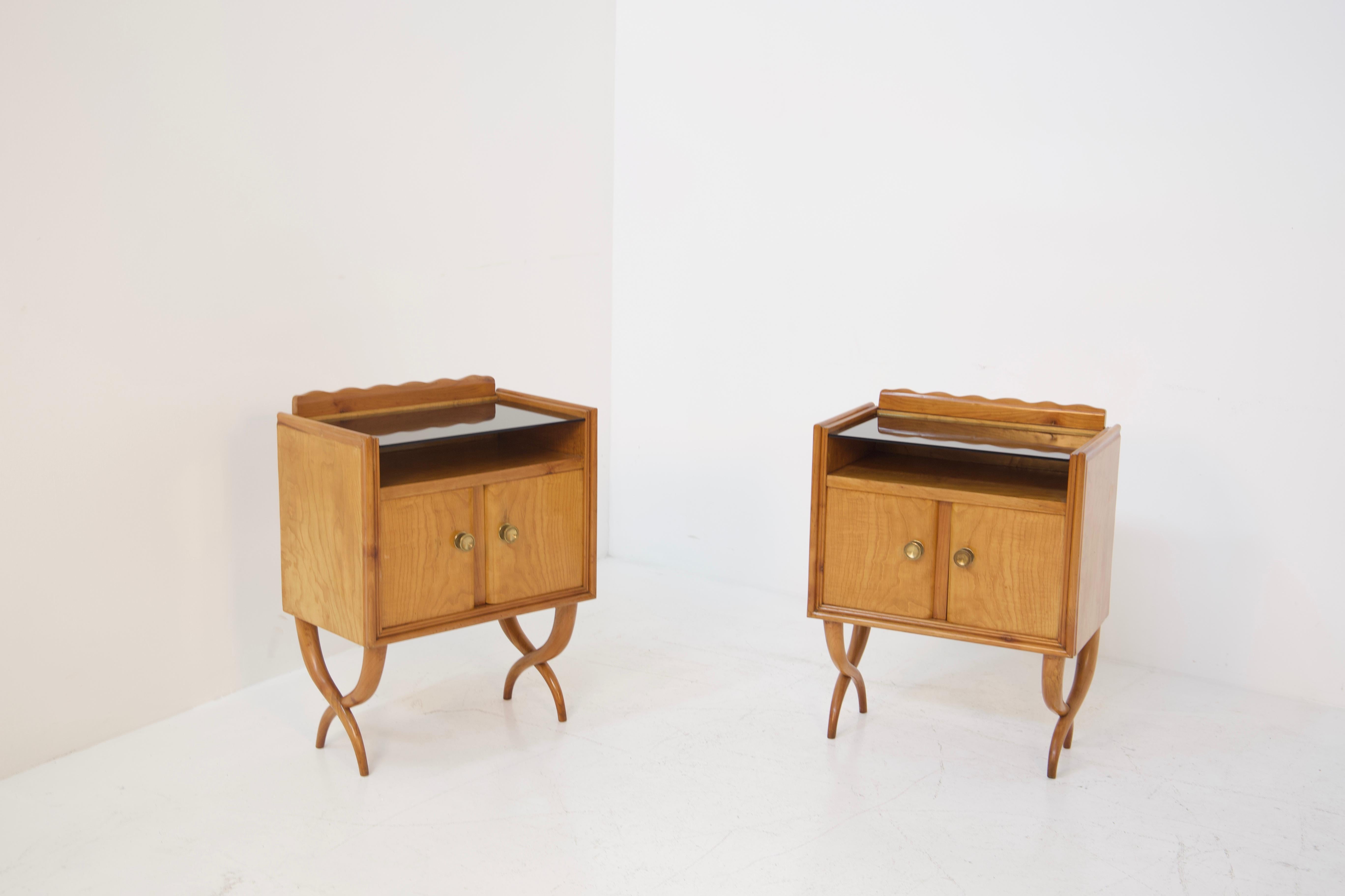 Elegant pair of nightstands by Paolo Buffa in wood glass and brass from the 1950s. Paolo Buffa nightstands are made of beechwood. Its special feature is its cornucopias at the base as feet. The nightstands are double door and openable with two well