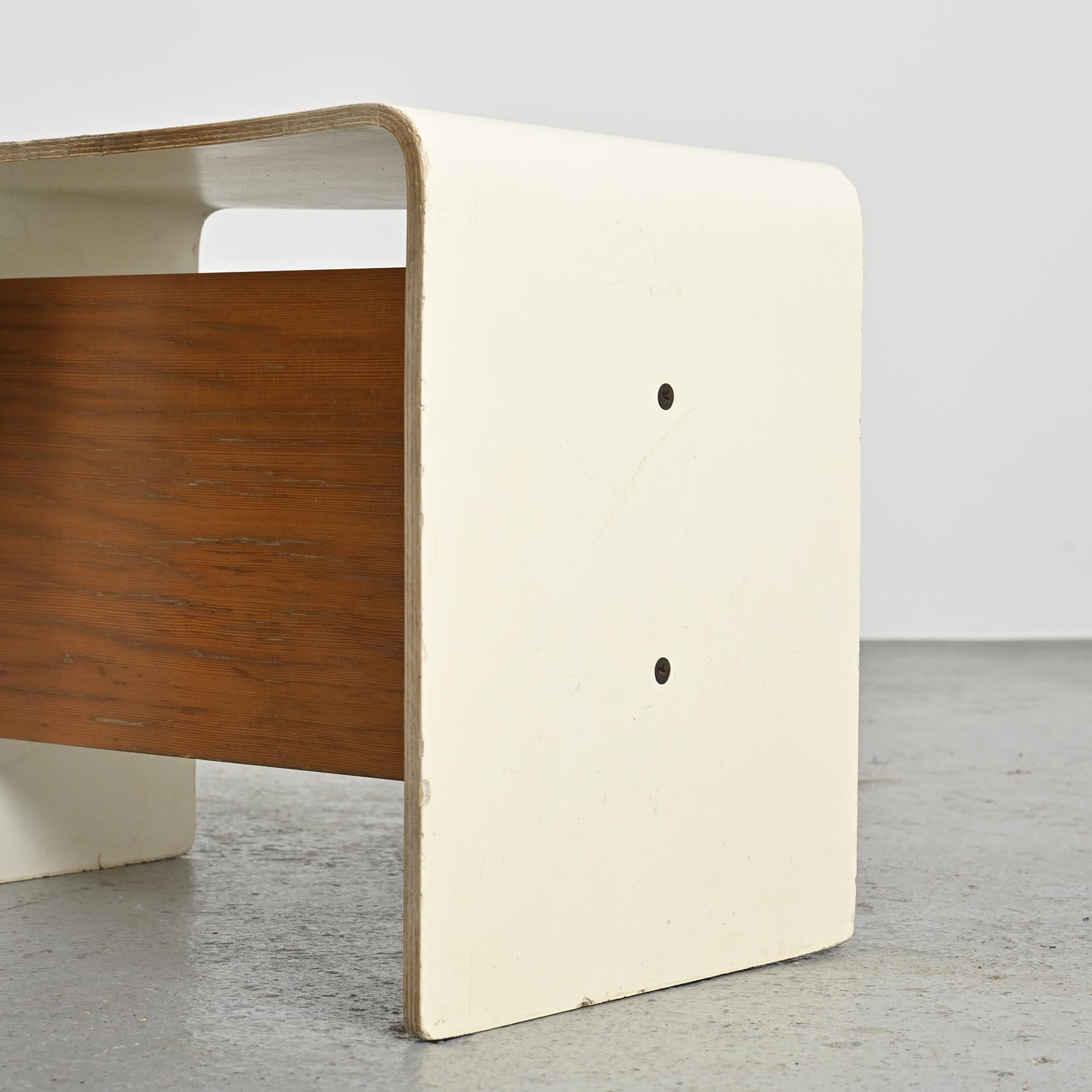 Paire de tables de chevet par Pierre Guariche, circa 1968 en vente 3