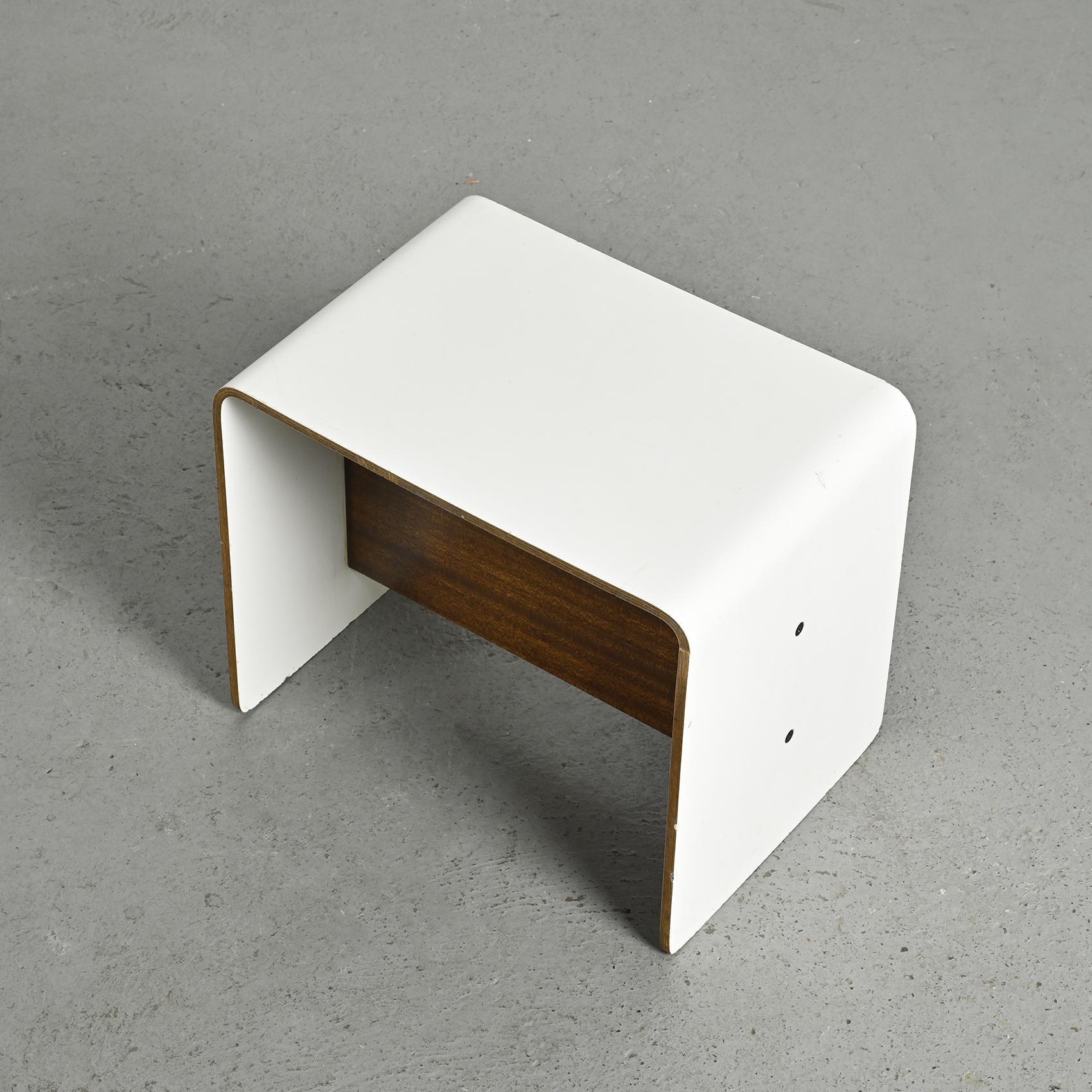 Paire de tables de chevet par Pierre Guariche, circa 1968 en vente 4
