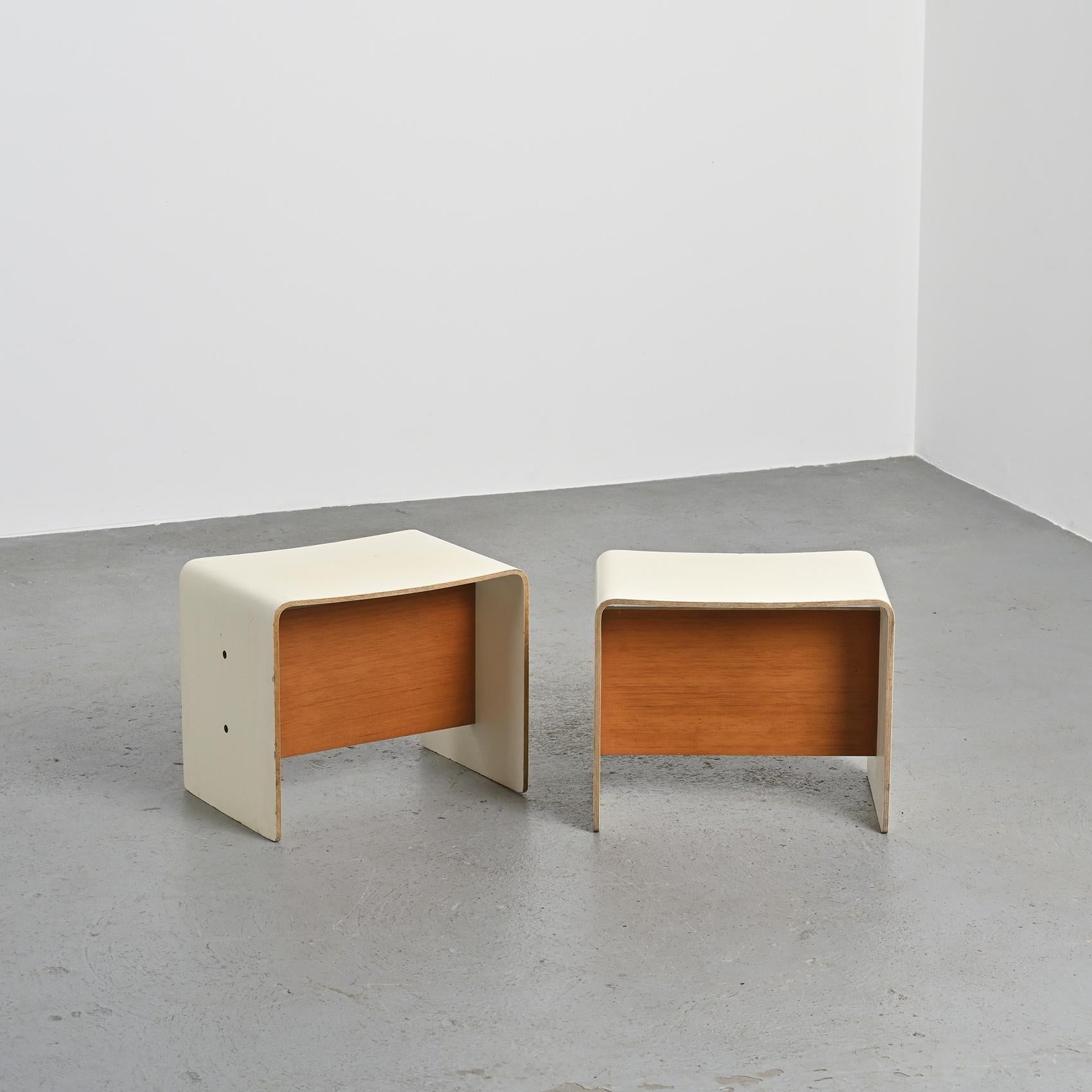 Paire de tables de chevet par Pierre Guariche, circa 1968 en vente 10