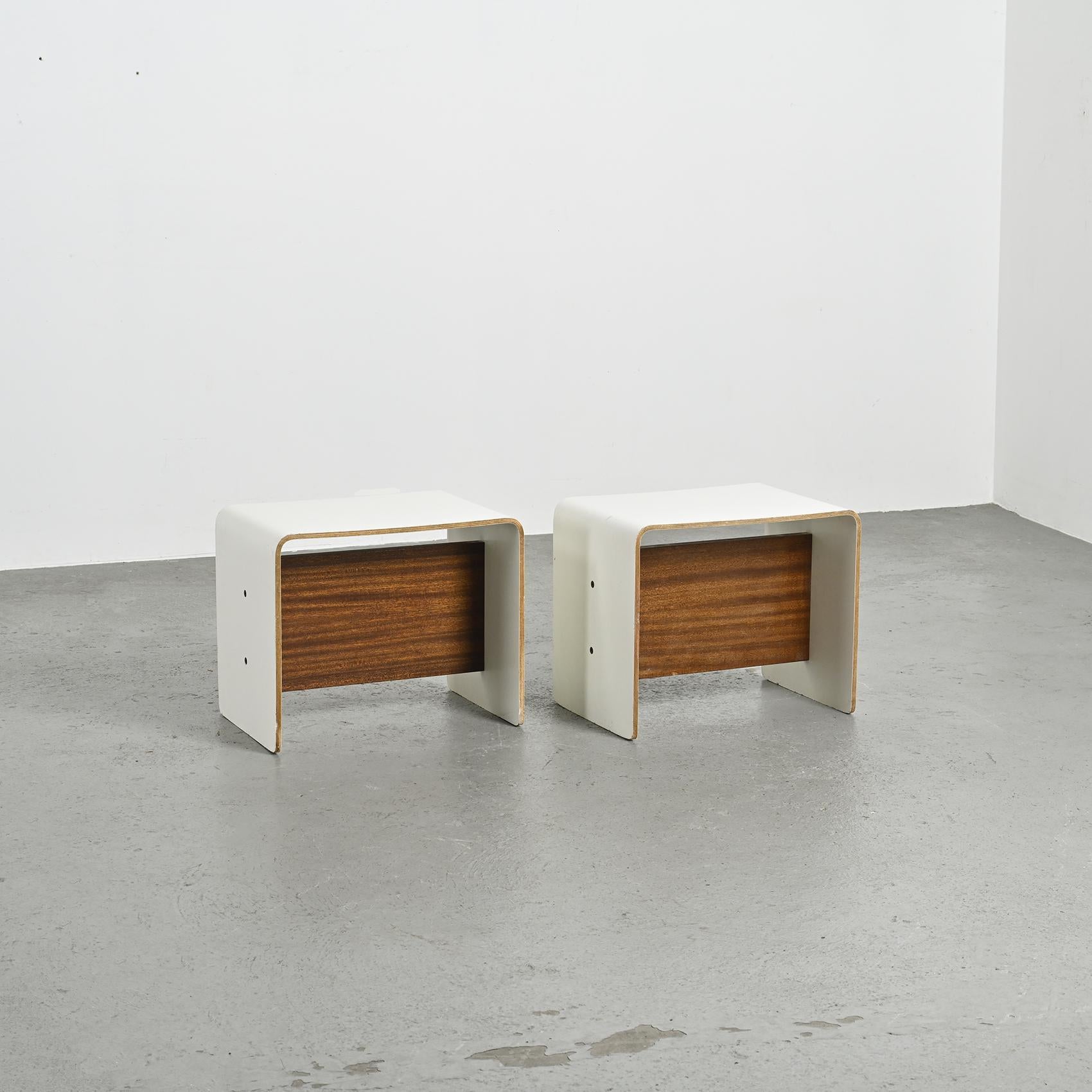 
Paire de tables de nuit au design polyvalent, servant à la fois de table de nuit et de siège, elles ont été conçues par le célèbre designer français Pierre Guariche et ont été présentées à La Plagne et à Bandol.

Fabriquées en contreplaqué cintré
