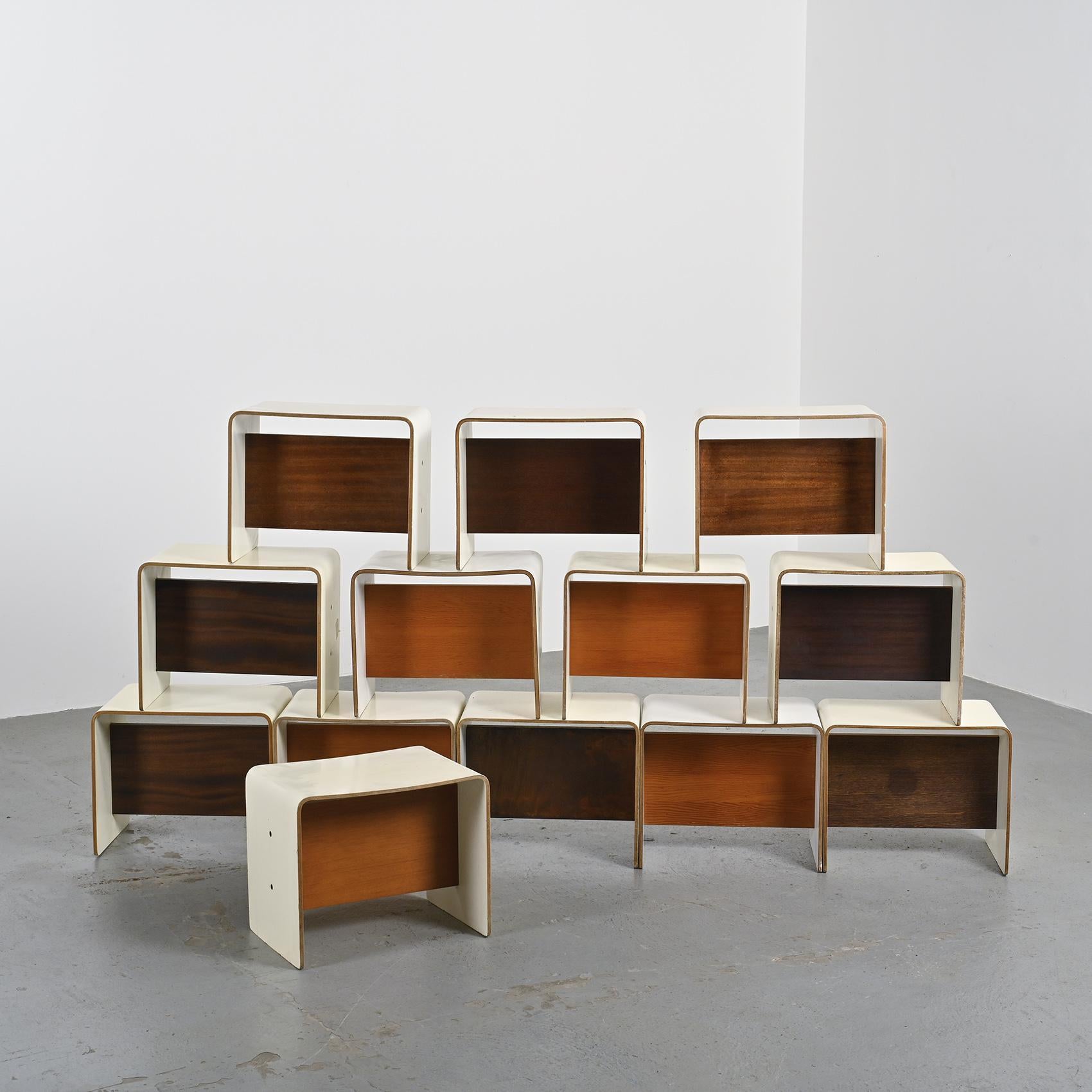 
Paire de tables de nuit au design polyvalent, servant à la fois de table de nuit et de siège, elles ont été conçues par le célèbre designer français Pierre Guariche et ont été présentées à La Plagne et à Bandol.

Fabriquées en contreplaqué cintré