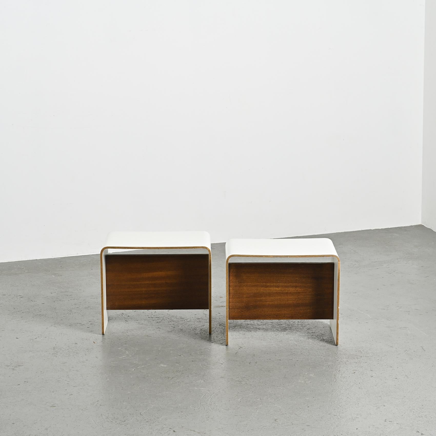 Français Paire de tables de chevet par Pierre Guariche, circa 1968 en vente