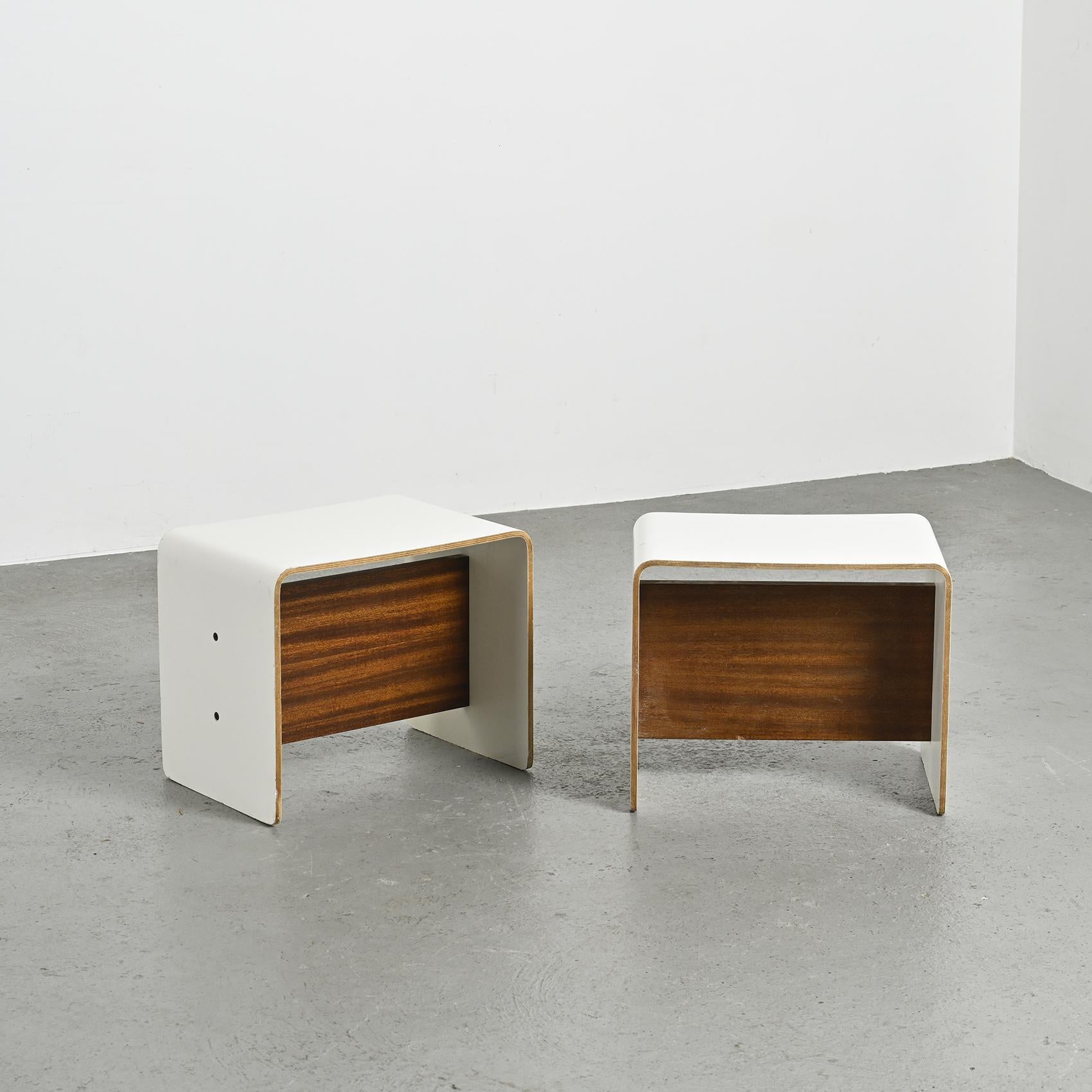 Paire de tables de chevet par Pierre Guariche, circa 1968 Bon état - En vente à VILLEURBANNE, FR