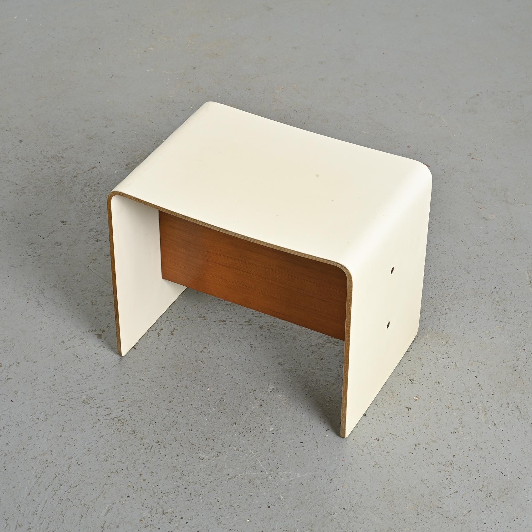 Paire de tables de chevet par Pierre Guariche, circa 1968 Bon état - En vente à VILLEURBANNE, FR