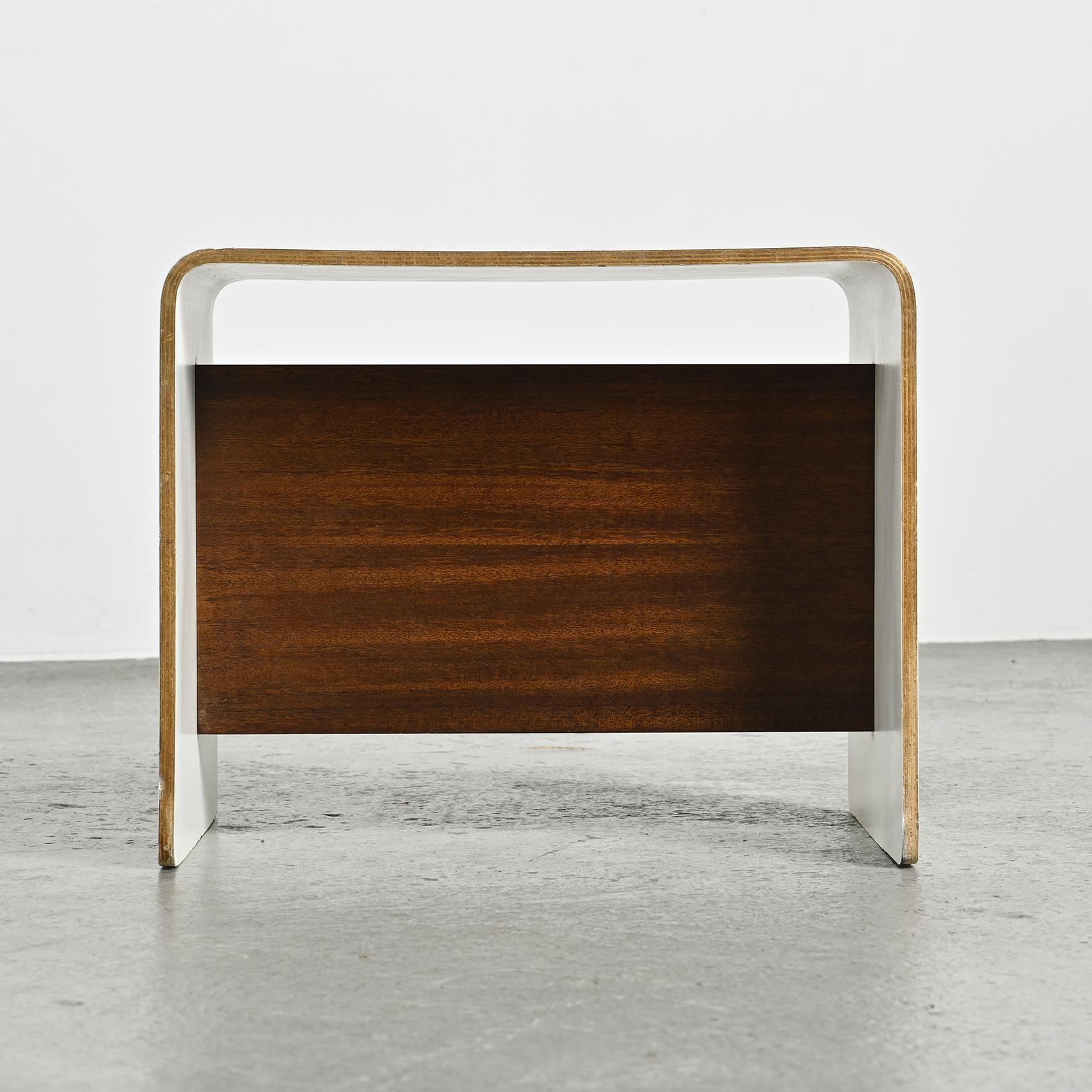 Contreplaqué Paire de tables de chevet par Pierre Guariche, circa 1968 en vente