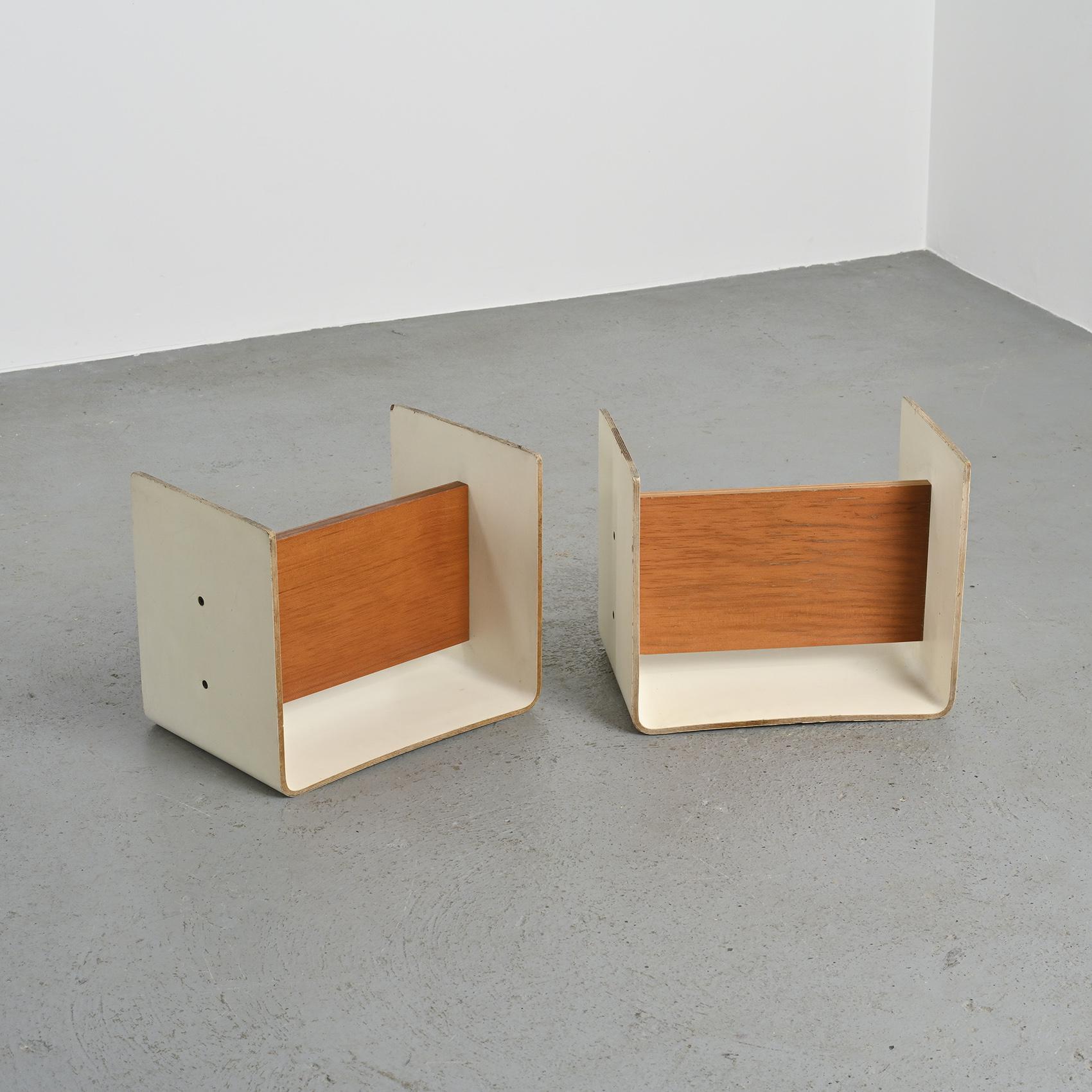 Contreplaqué Paire de tables de chevet par Pierre Guariche, circa 1968 en vente