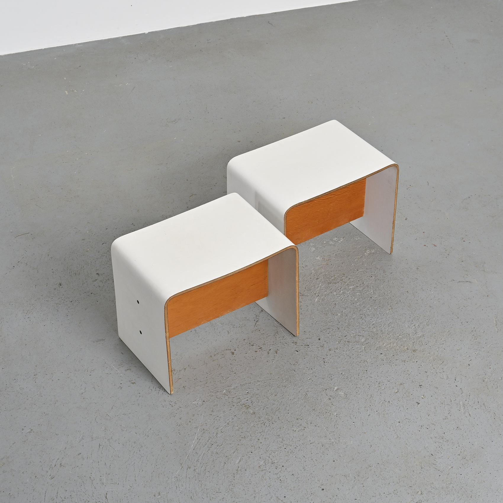 Contreplaqué Paire de tables de chevet par Pierre Guariche, circa 1968 en vente