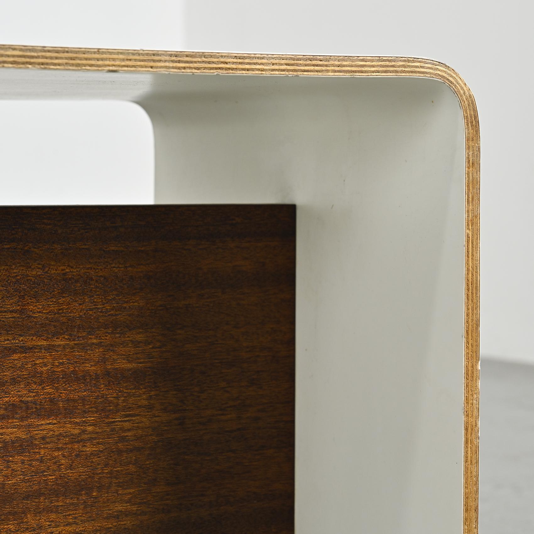 Paire de tables de chevet par Pierre Guariche, circa 1968 en vente 1