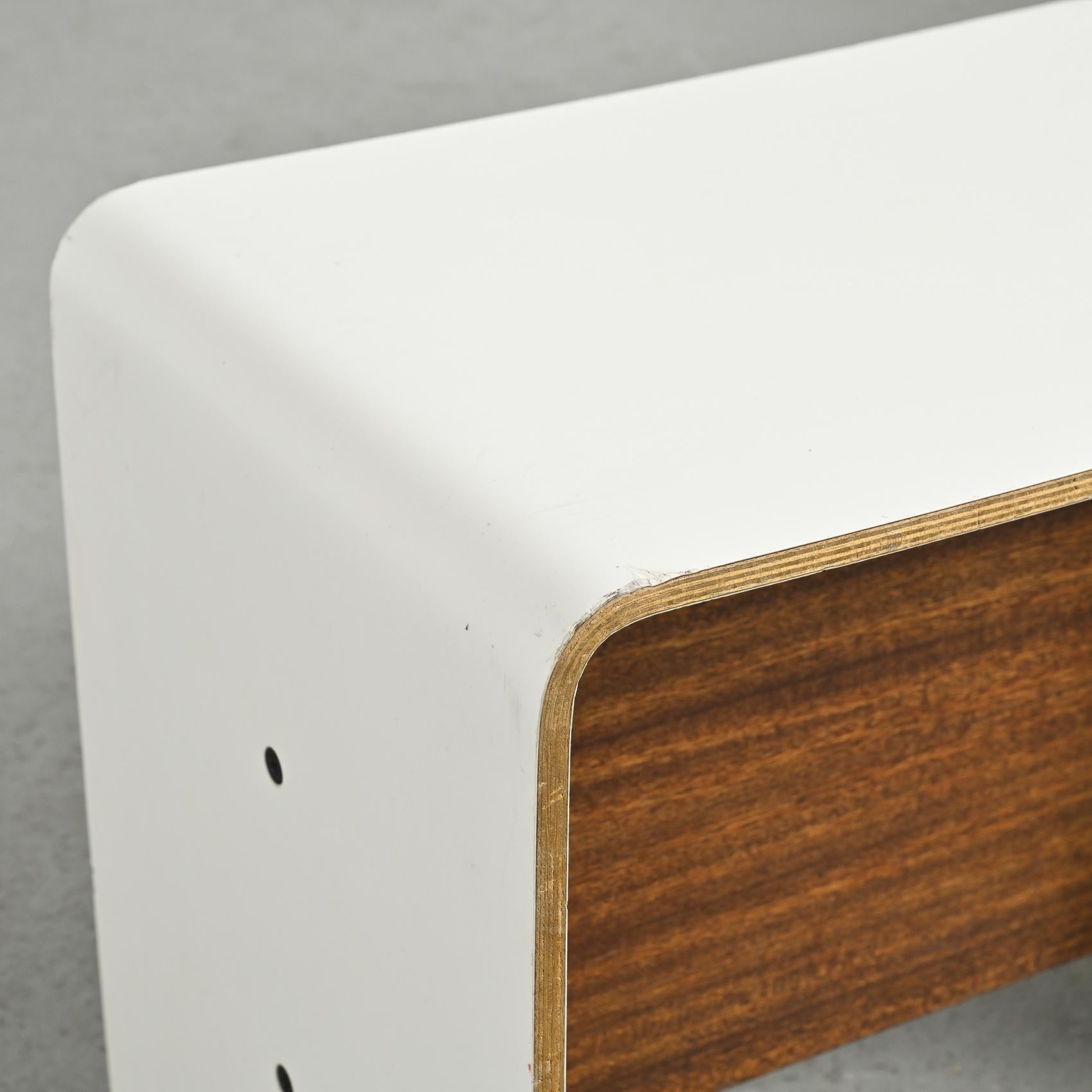 Paire de tables de chevet par Pierre Guariche, circa 1968 en vente 2