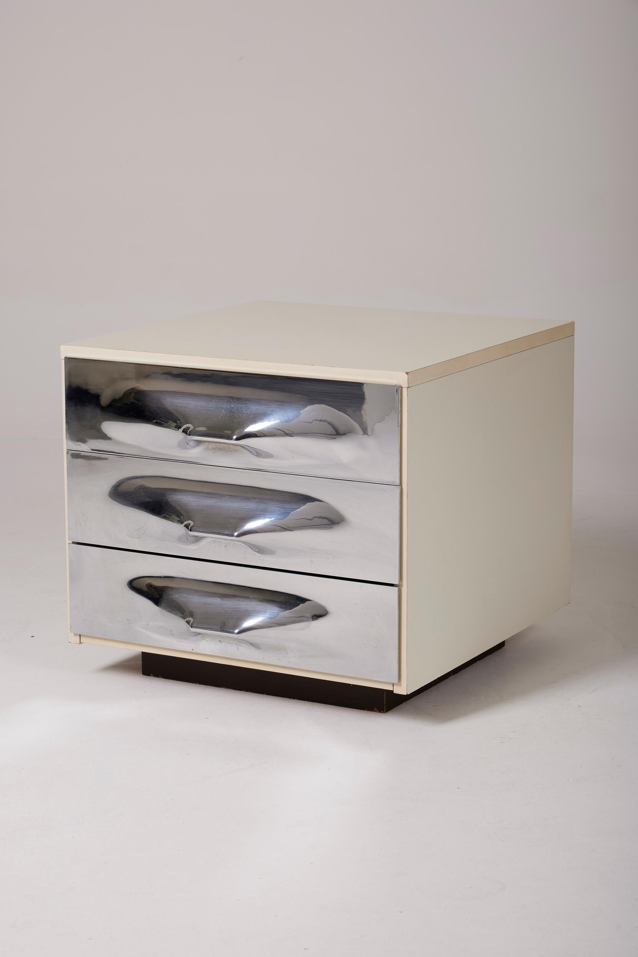Nightstand with three drawers by Raymond Loewy, DF 2000 edition. The structure is white melamine, and the drawer fronts are silver thermoformed plastic.
LP3511-LP3512
