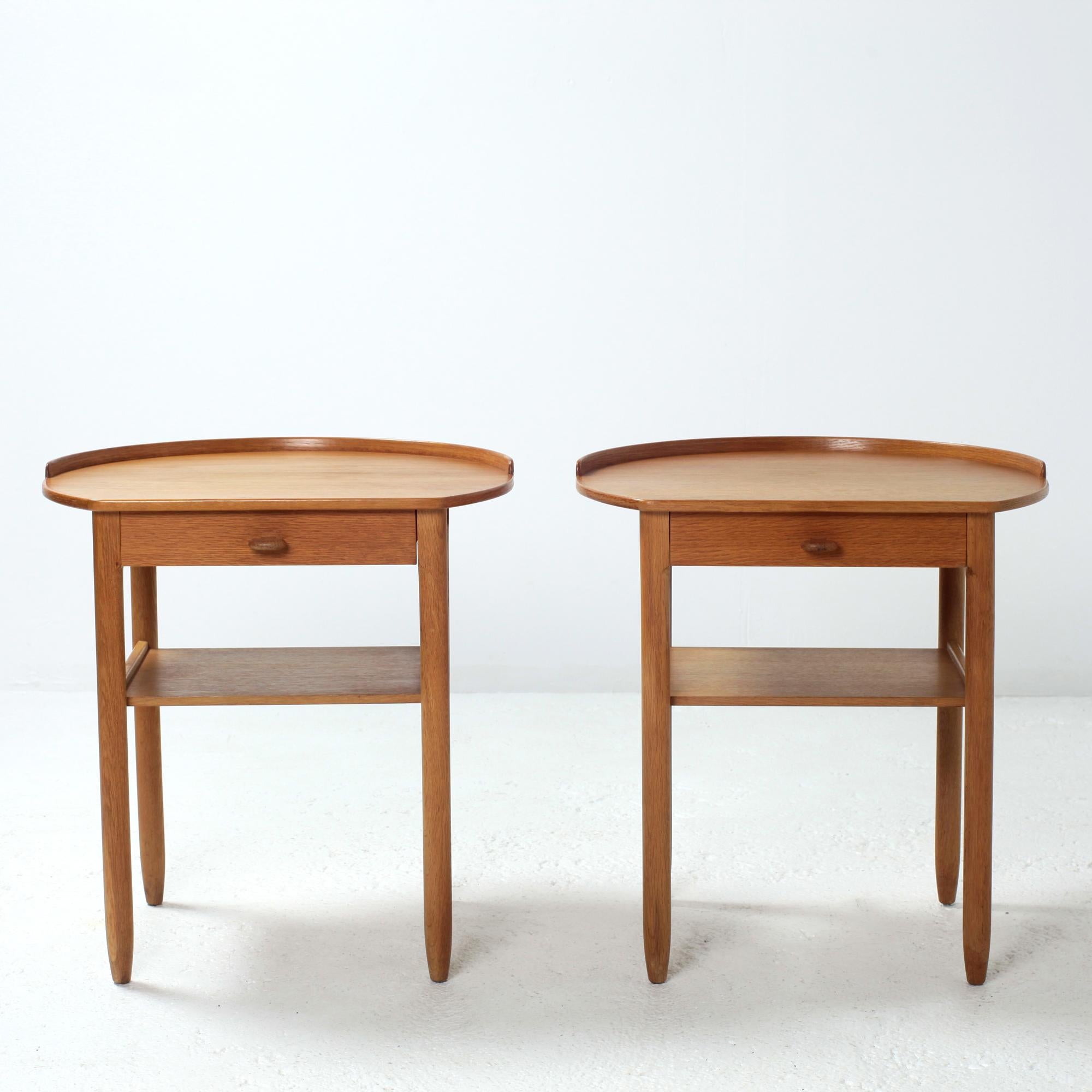 Rare pair of oak bedside tables designed in 1963 by Sven Engström and Gunnar Myrstrand for Bodafors Sweden.
Elegant rounded design with nice details like sculpted drawer handles and a rim around half the table tops.
Stamped.