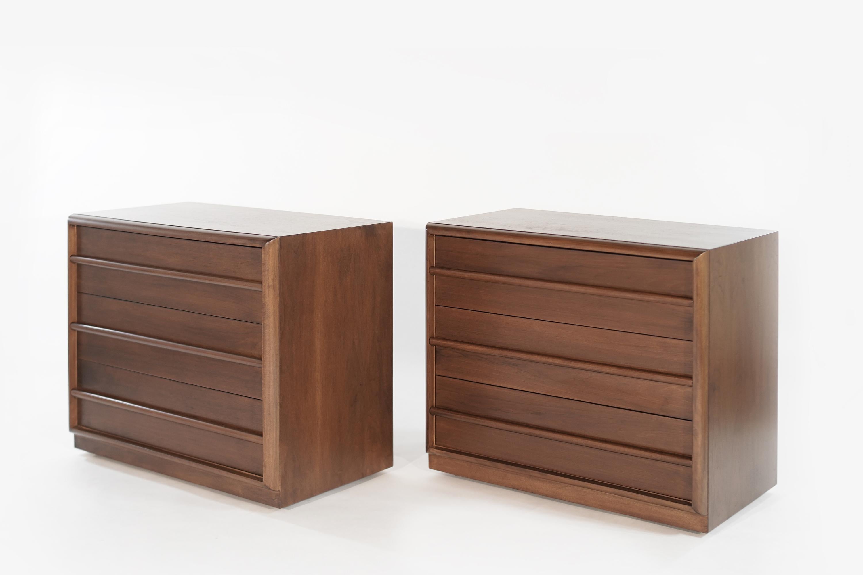 Pair of Bedside Tables by T.H. Robsjohn-Gibbings, 1950s In Good Condition In Westport, CT