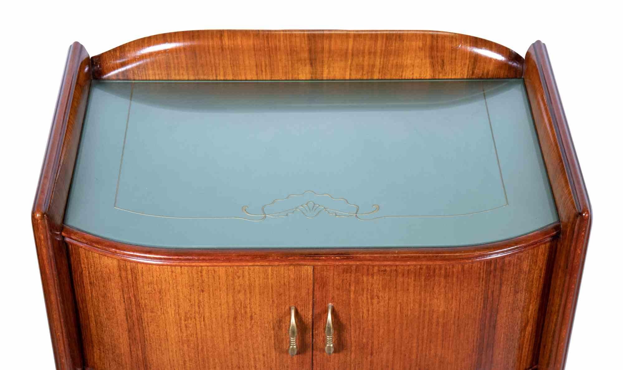 Das Nachttischpaar ist ein originelles Designobjekt, das in den 1970er Jahren von Vittorio Dassi realisiert wurde.

Ein elegantes Paar Nachttische aus Holz mit dekorativer Platte.

Die Kreationen von Vittorio Dassi (1893-1973), die in den 1940er